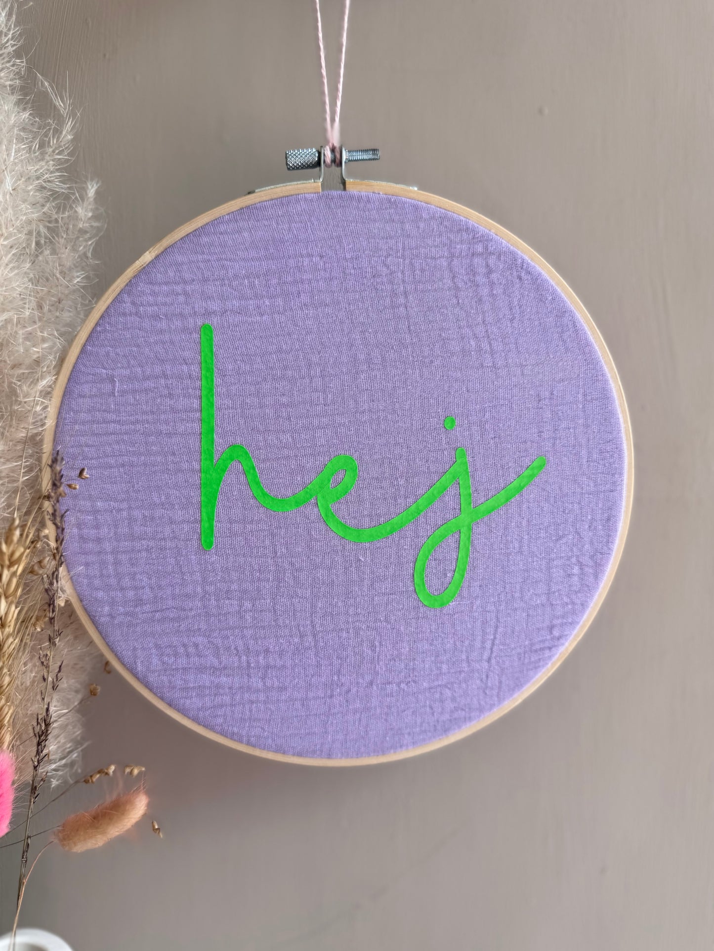 Stickrahmen "hej" - Neongrün - Musselinstoff - Handgemachte Sommerdeko Wanddeko Türkranz
