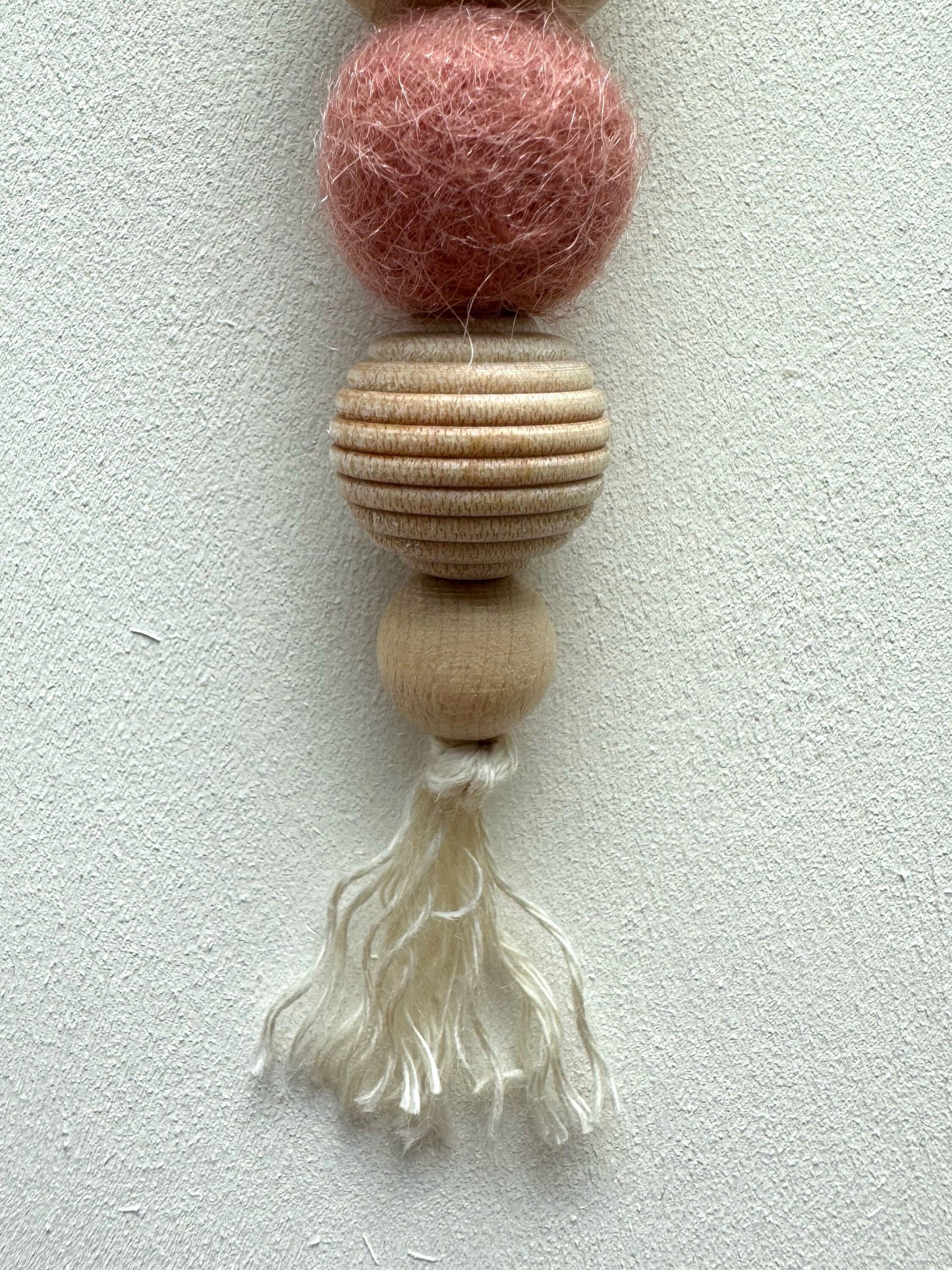 Handgefertigter Schlüsselanhänger aus Holz & Filz - Natürliches Accessoire