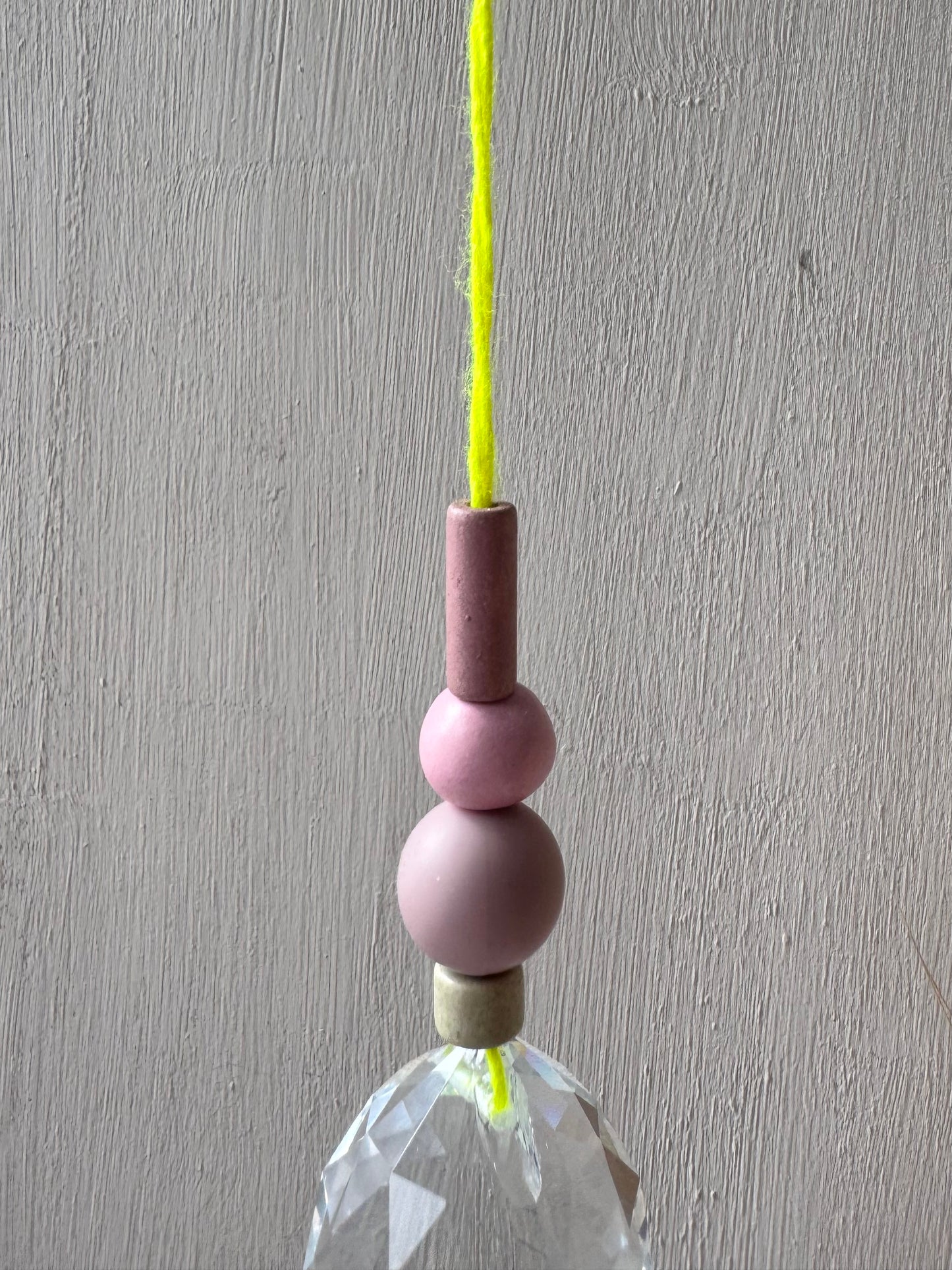 Handgefertigter bunter Sonnenfänger Neongelb, Mauve & Rosa - Suncatcher mit Prisma - Regenbogen Fensterdekoration aus Glas