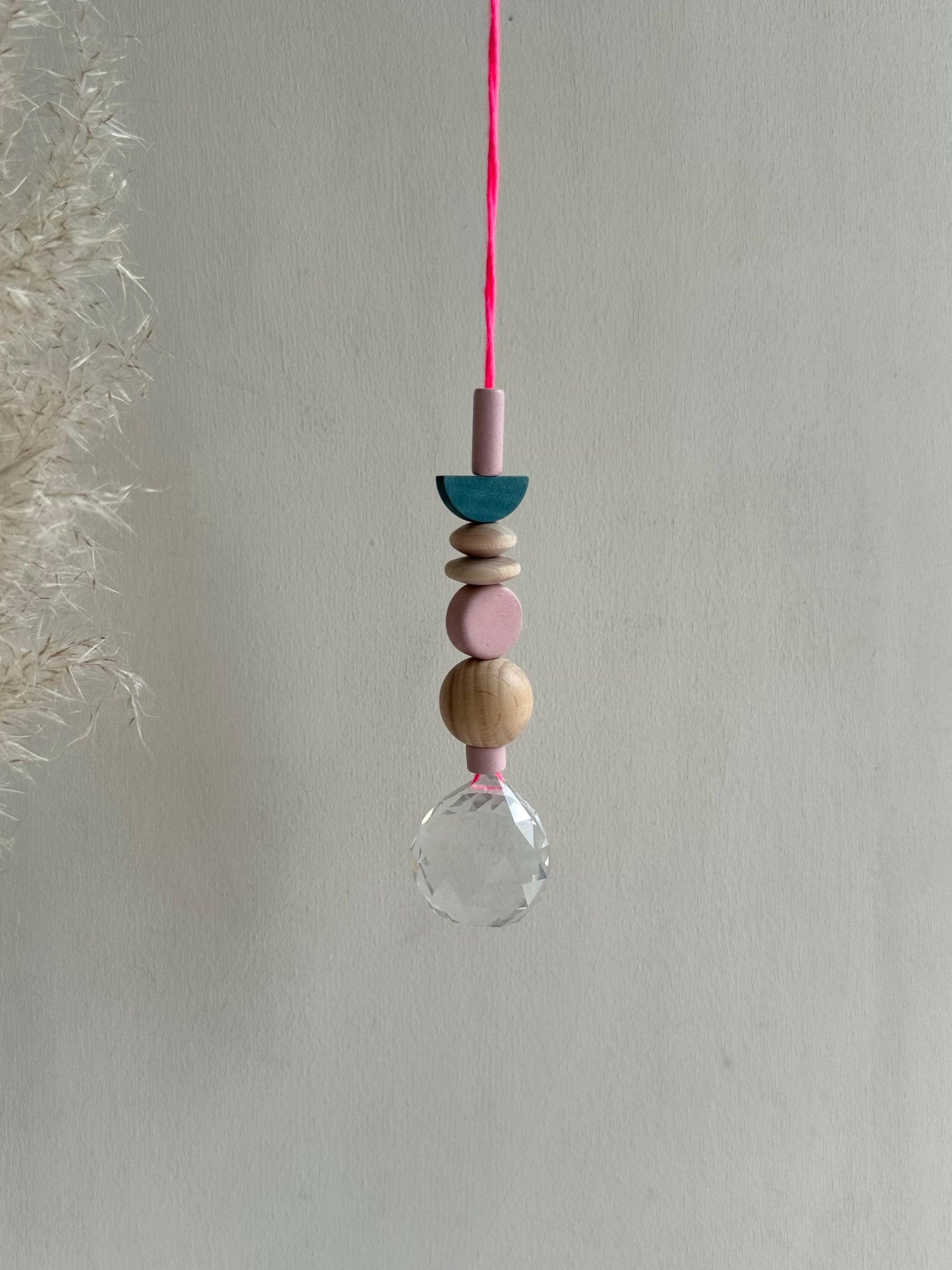 Handgefertigter bunter Sonnenfänger - Suncatcher mit Prisma - Regenbogen Fensterdekoration aus Glas
