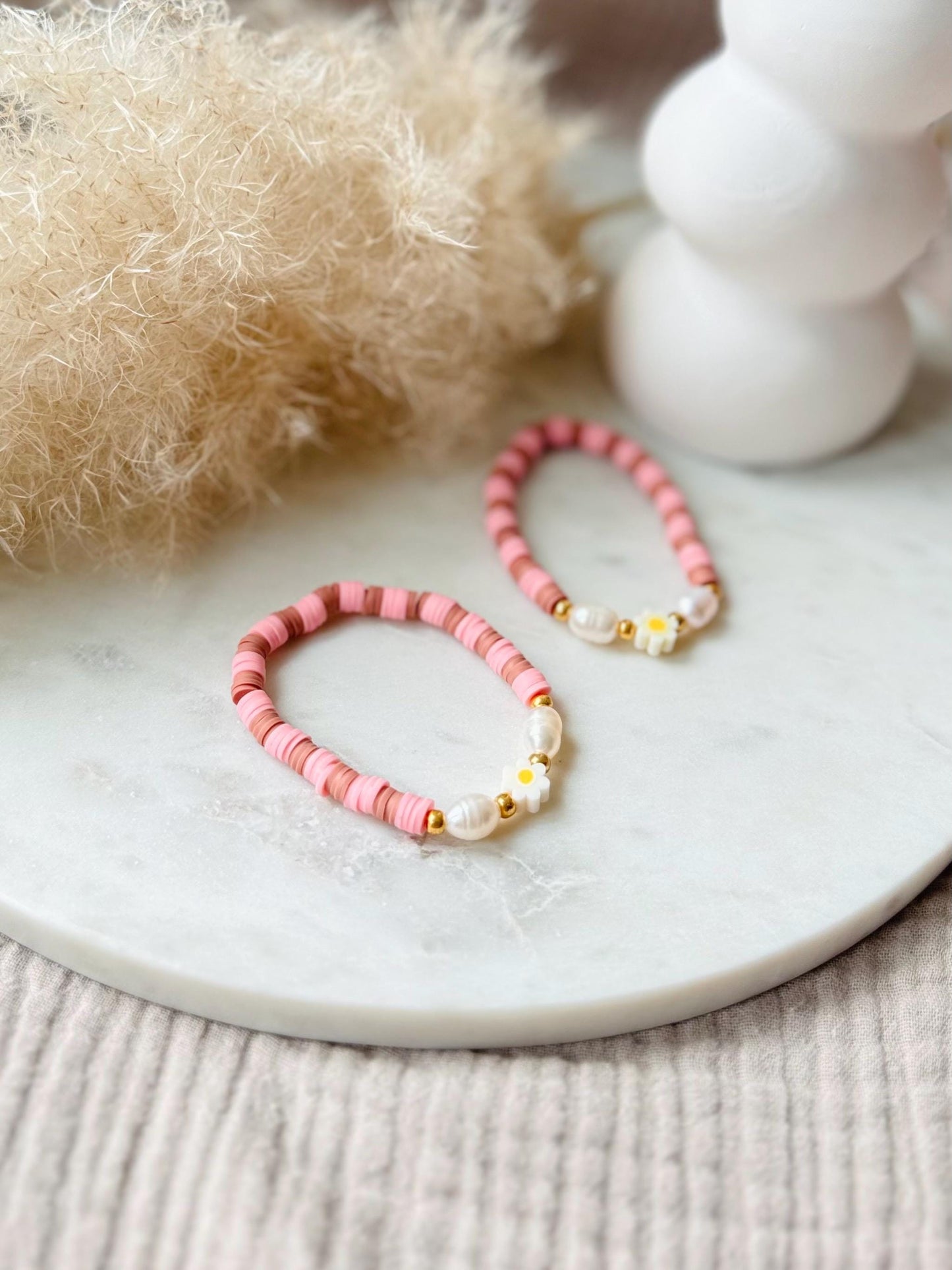 Katsuki Perlenarmband handgefertigt - Buntes Armband mit Süßwasserperlen und Blume