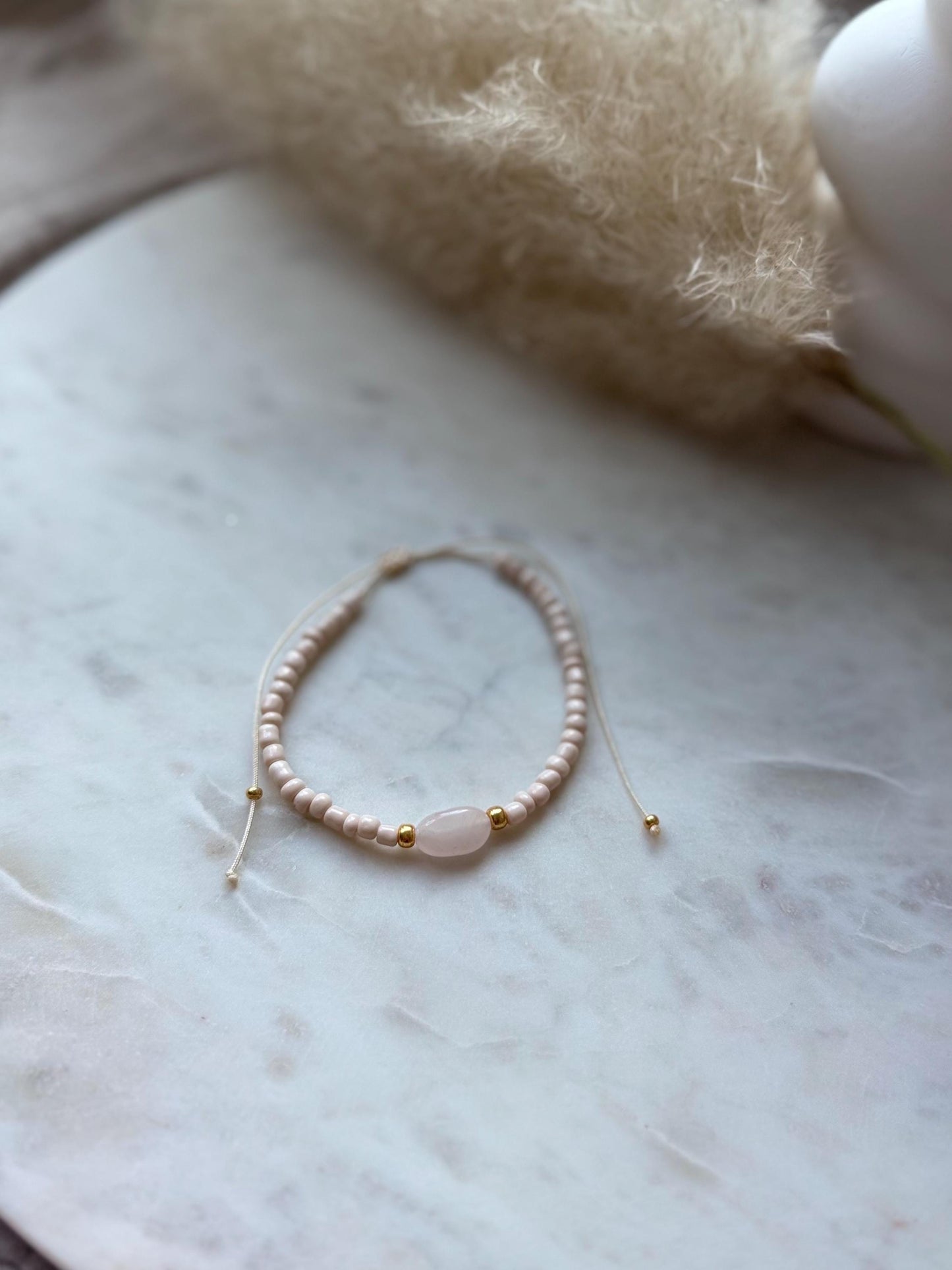 Zartes Edelsteinarmband handgefertigt - mit Rosenquarz - Freundschaftsarmband