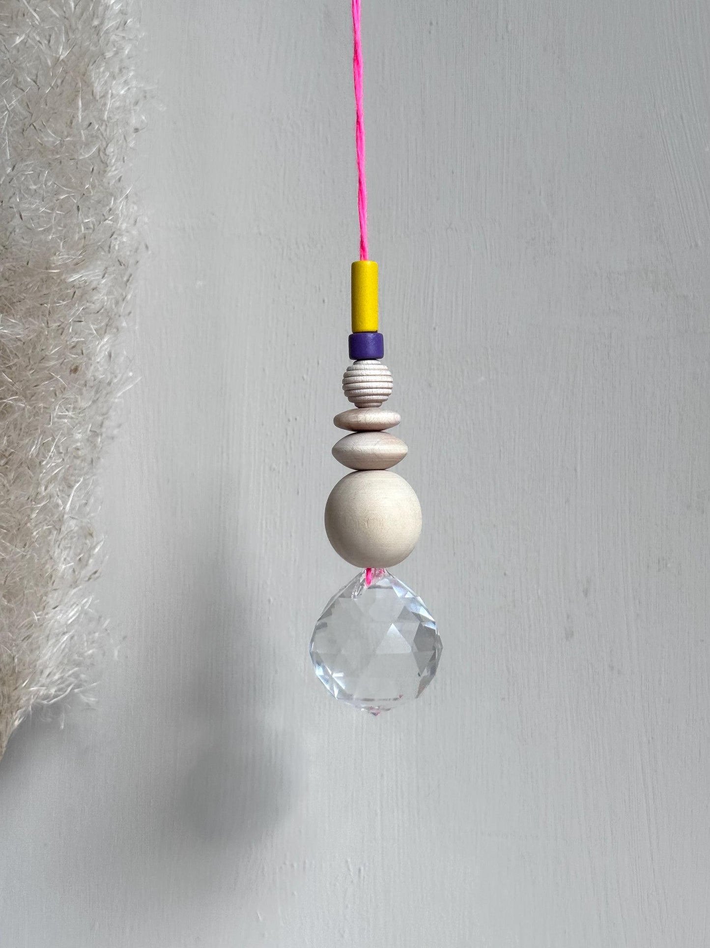 Handgefertigter bunter Sonnenfänger - Suncatcher mit Prisma - Regenbogen Fensterdekoration aus Glas