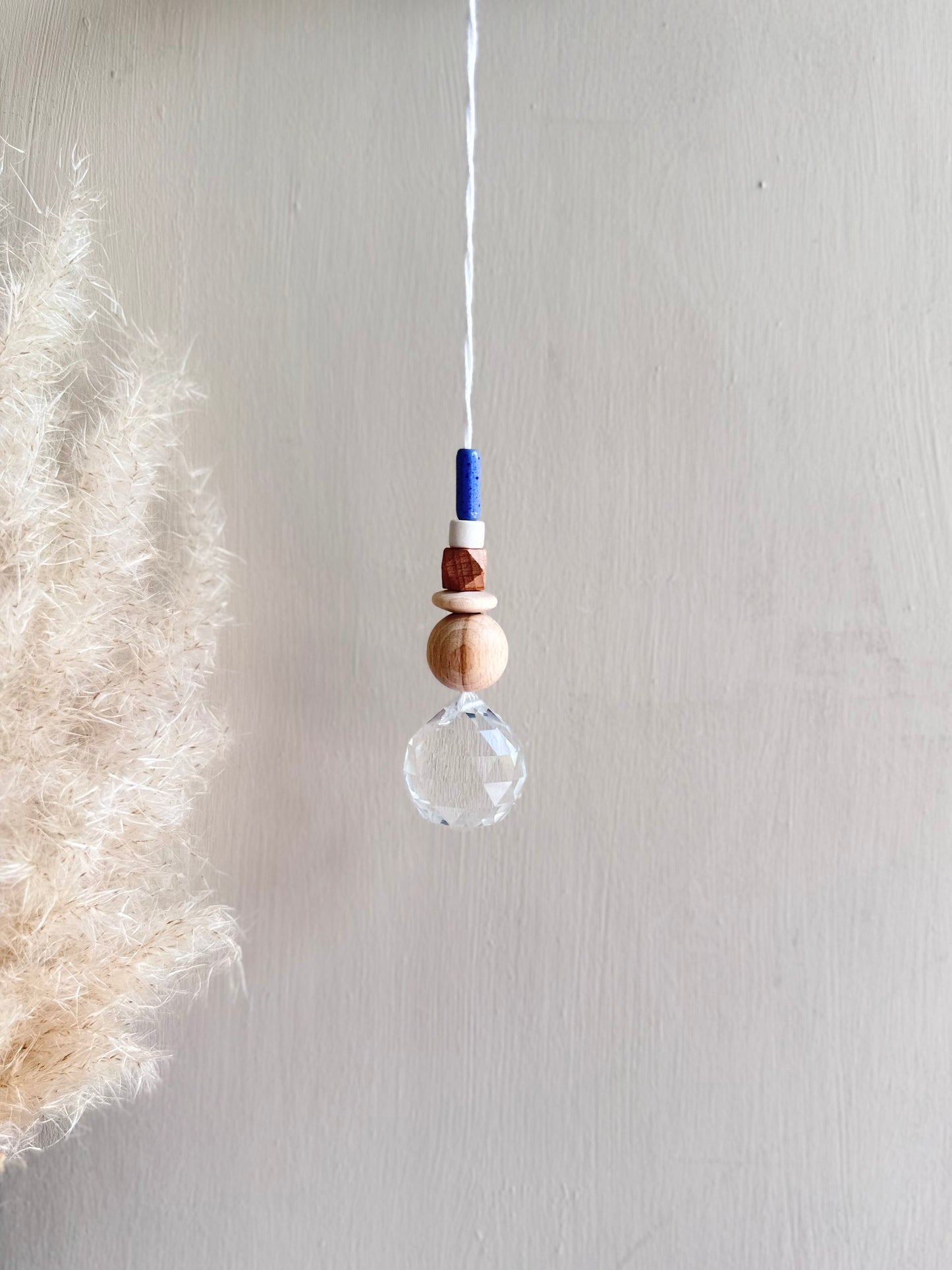 Handgefertigter bunter Sonnenfänger - Suncatcher mit Prisma - Regenbogen Fensterdekoration aus Glas