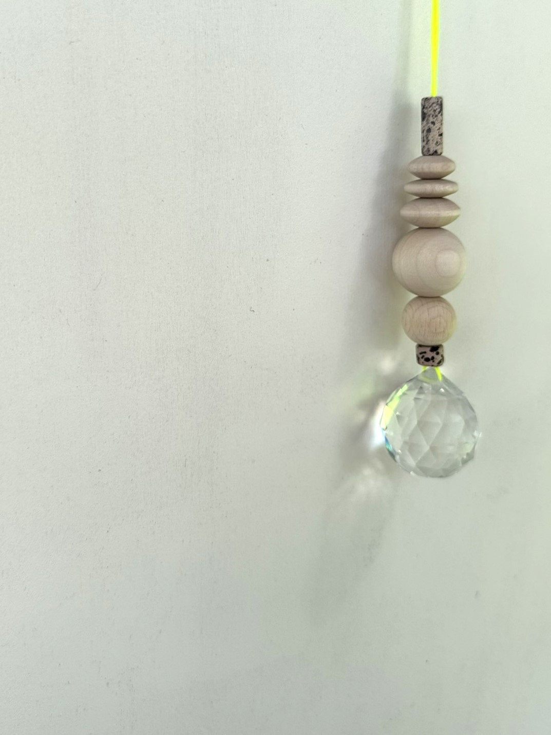 Handgefertigter bunter Sonnenfänger - Suncatcher mit Prisma - Regenbogen Fensterdekoration aus Glas