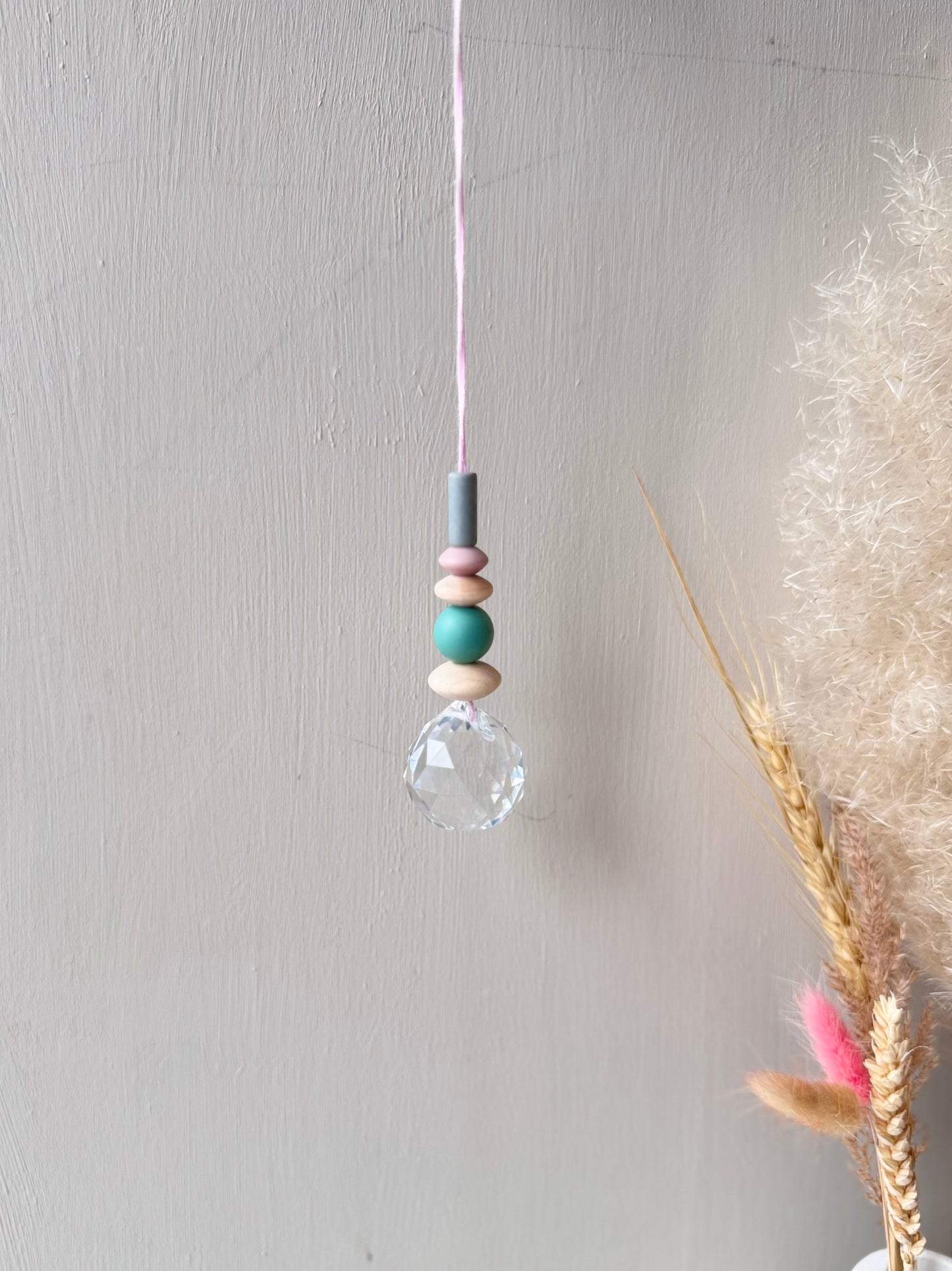 Handgefertigter bunter Sonnenfänger Rosa, Salbei & Grau - Suncatcher mit Prisma - Regenbogen Fensterdekoration aus Glas