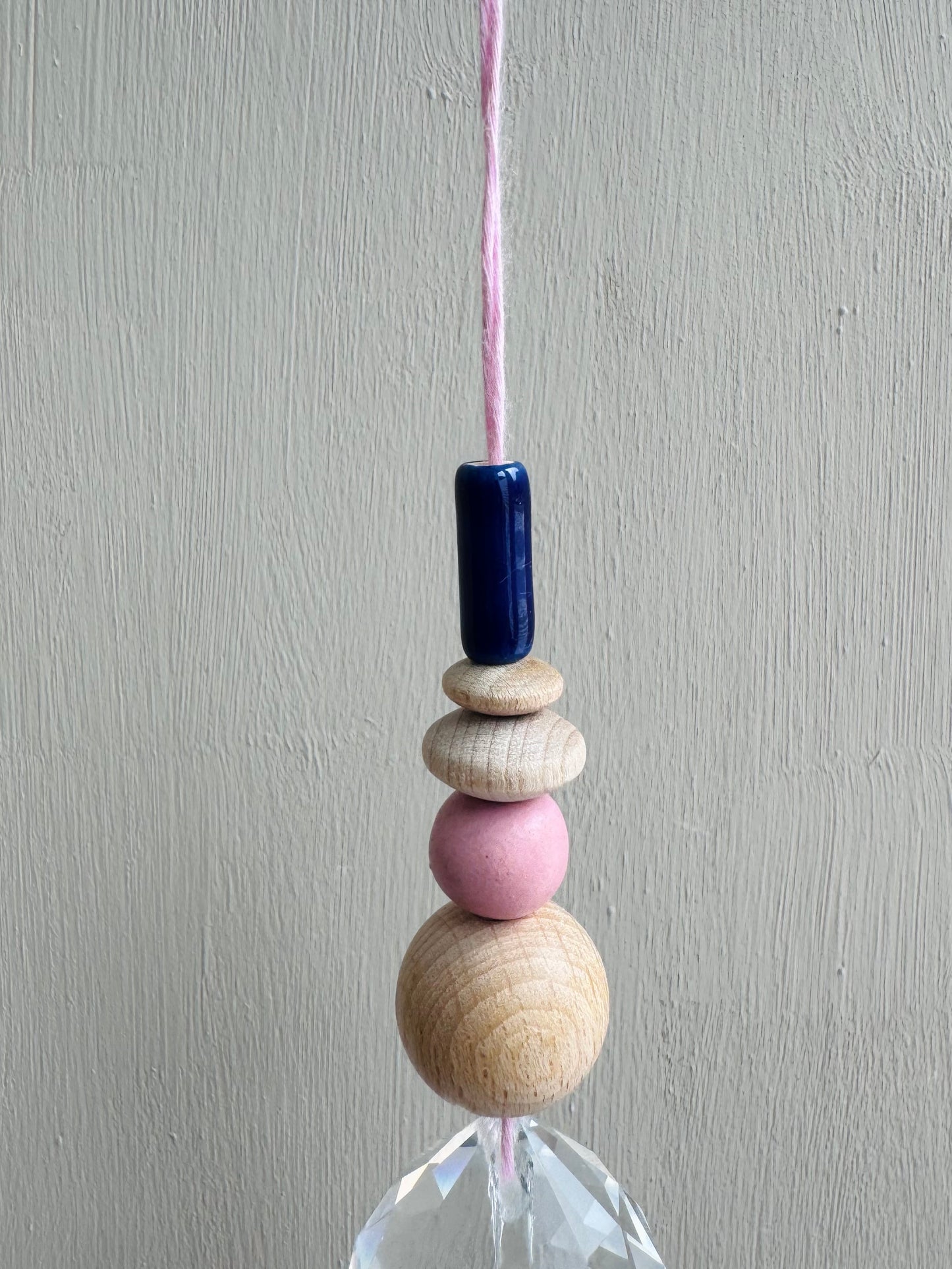 Handgefertigter bunter Sonnenfänger - Suncatcher mit Prisma - Regenbogen Fensterdekoration aus Glas - Rosa und Blau