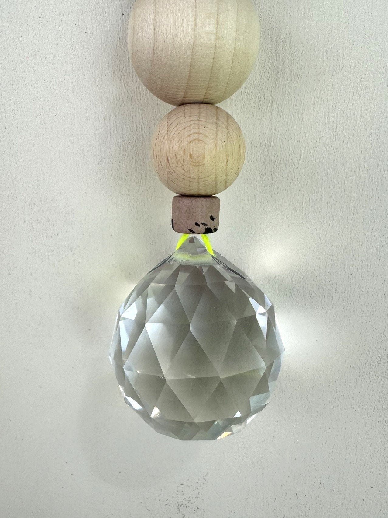 Handgefertigter bunter Sonnenfänger - Suncatcher mit Prisma - Regenbogen Fensterdekoration aus Glas