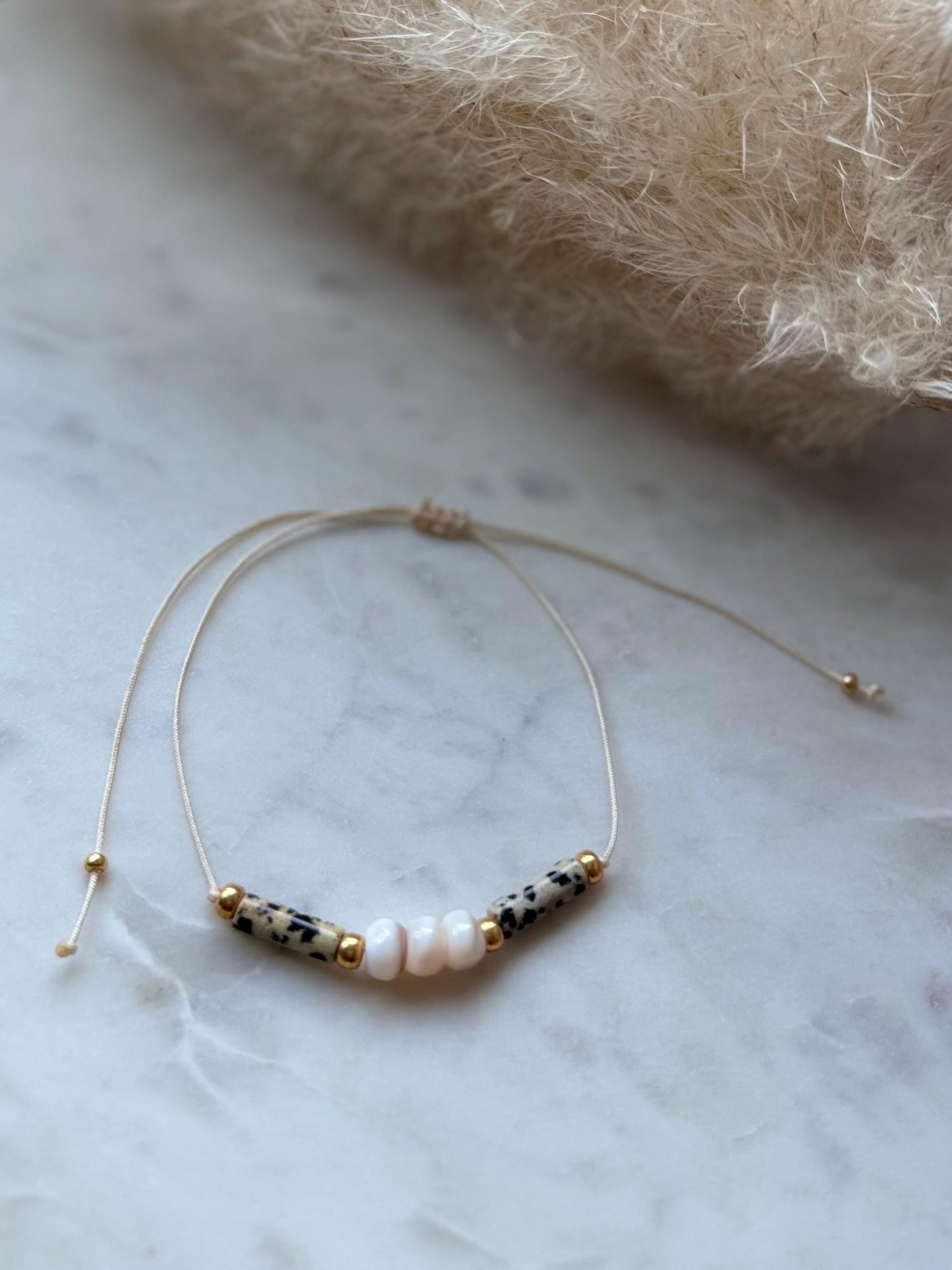 Zartes Edelsteinarmband handgefertigt - mit Dalmatiner Jaspis und Muschelperlen - Freundschaftsarmband