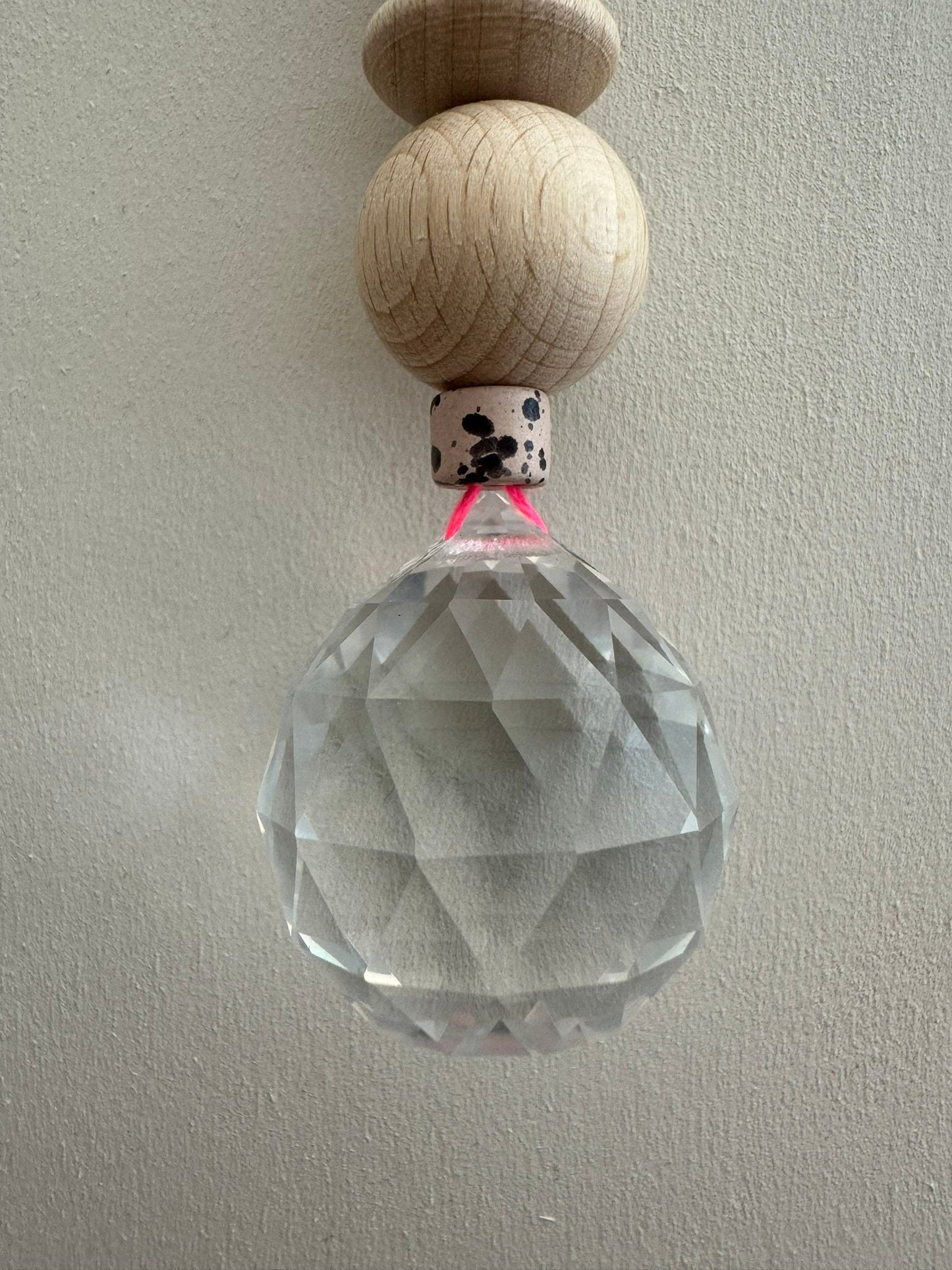 Handgefertigter bunter Sonnenfänger - Suncatcher mit Prisma - Regenbogen Fensterdekoration aus Glas