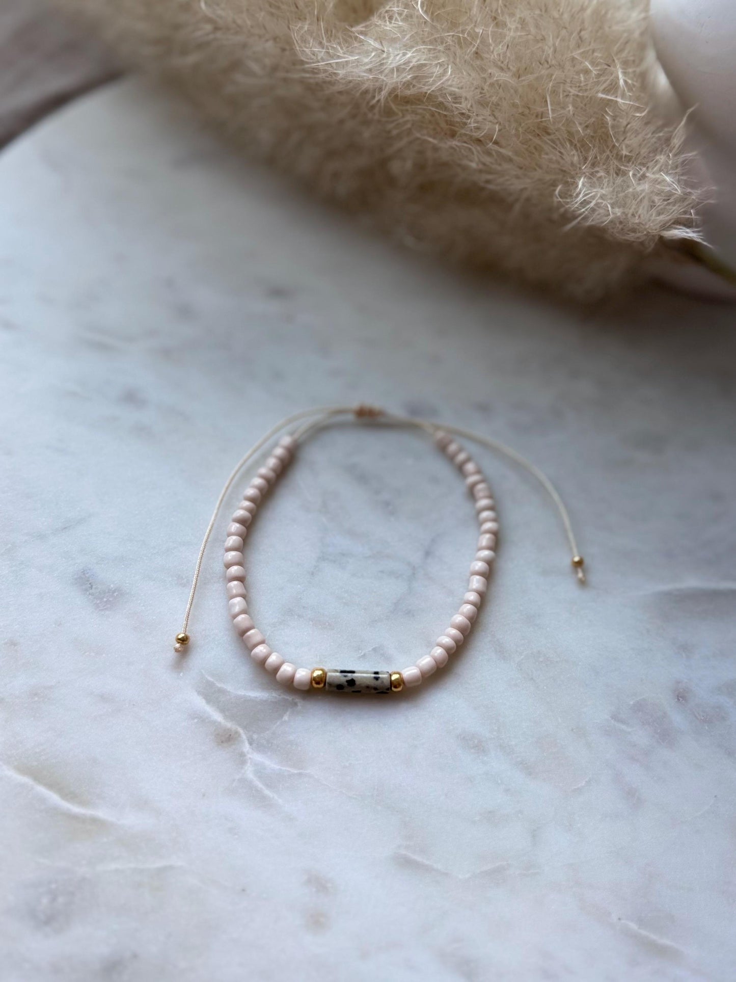 Zartes Edelsteinarmband handgefertigt - mit Dalmatiner Jaspis - Freundschaftsarmband