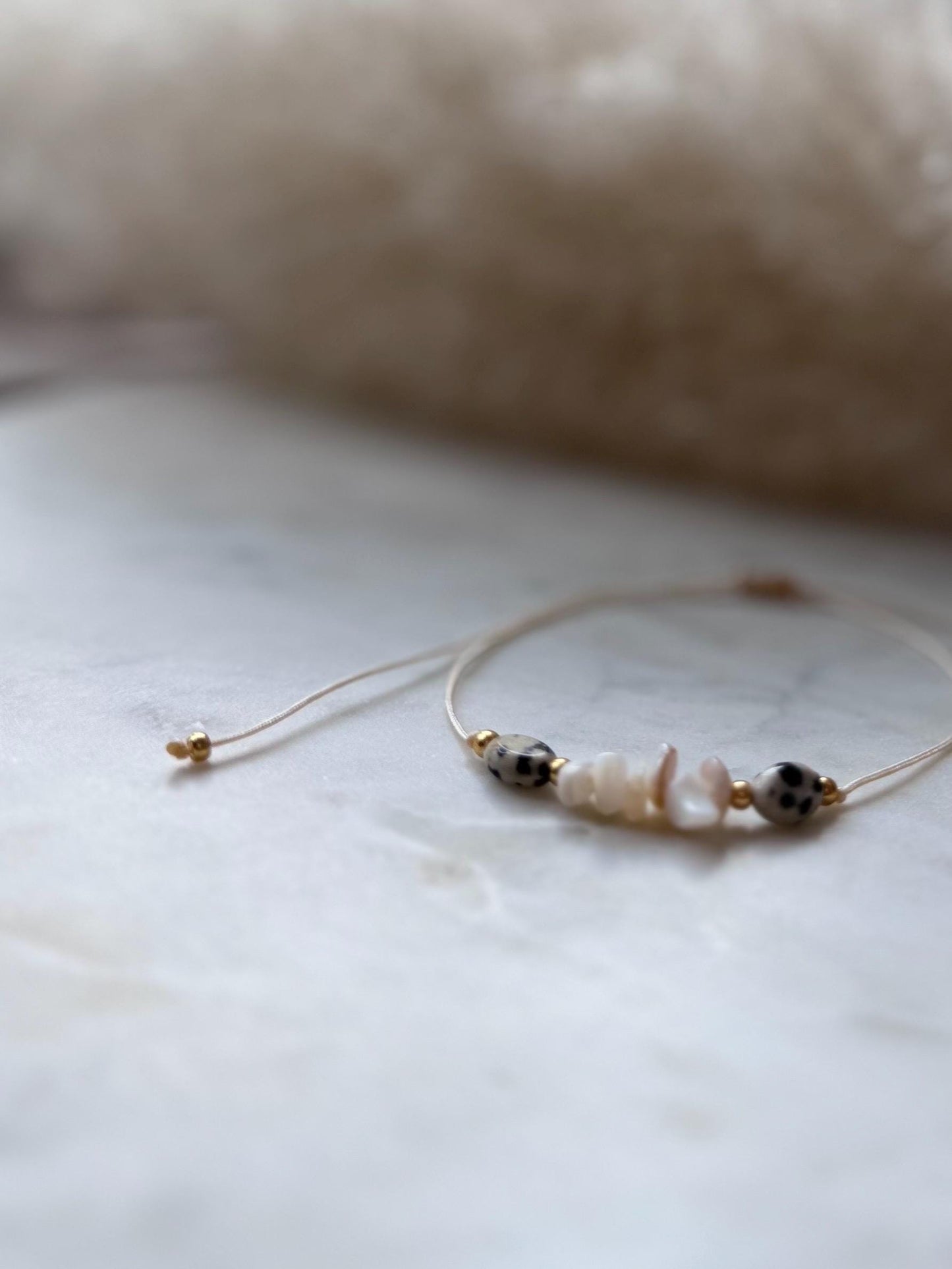 Zartes Edelsteinarmband handgefertigt - mit Dalmatiner Jaspis und Muschelperlen - Freundschaftsarmband