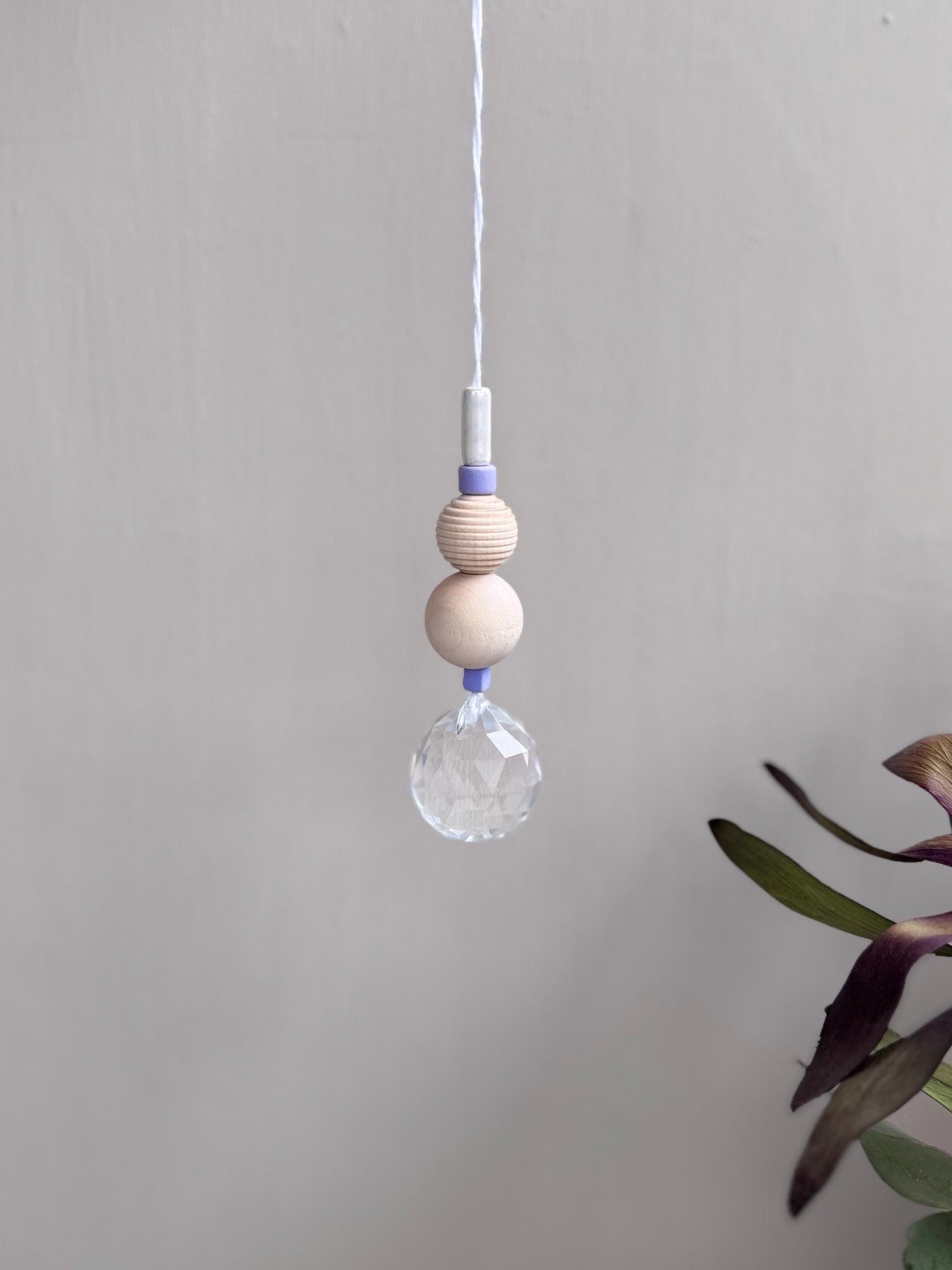 Handgefertigter schlichter Sonnenfänger - Suncatcher mit Prisma - Regenbogen Fensterdekoration aus Glas