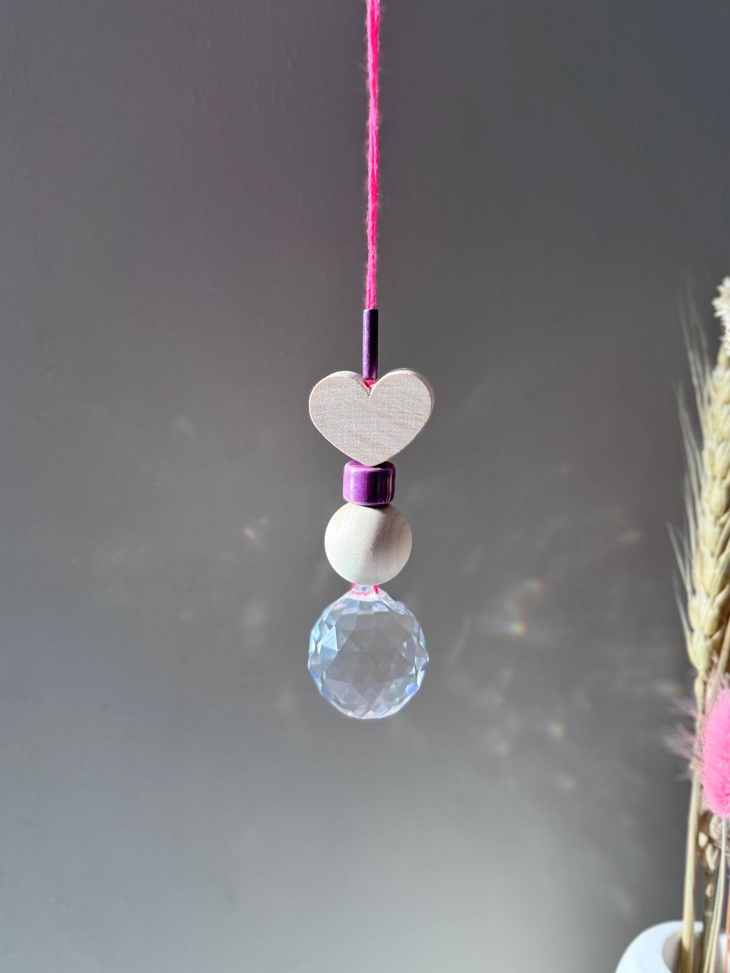 Handgefertigter bunter Sonnenfänger HERZ - Suncatcher mit Prisma - Regenbogen Fensterdekoration aus Glas