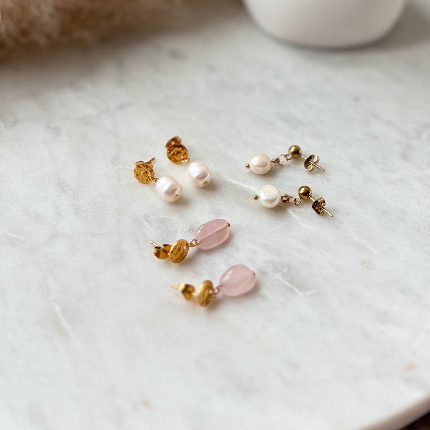 Goldene Ohrringe mit Süßwasserperlen - Schlichte BOHO SCANDI Ohrstecker aus Edelstahl