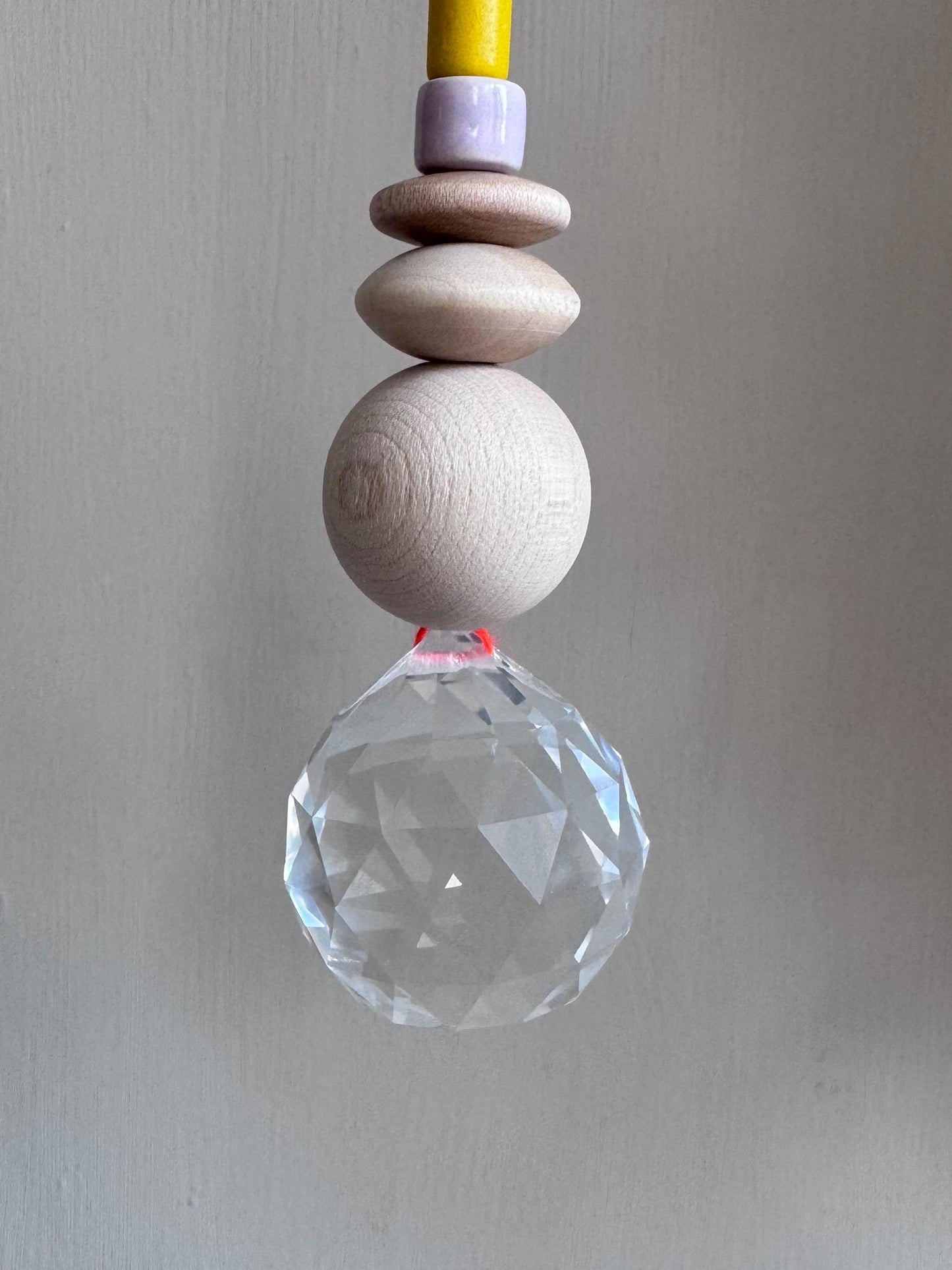 Handgefertigter bunter Sonnenfänger - Suncatcher mit Prisma - Regenbogen Fensterdekoration aus Glas