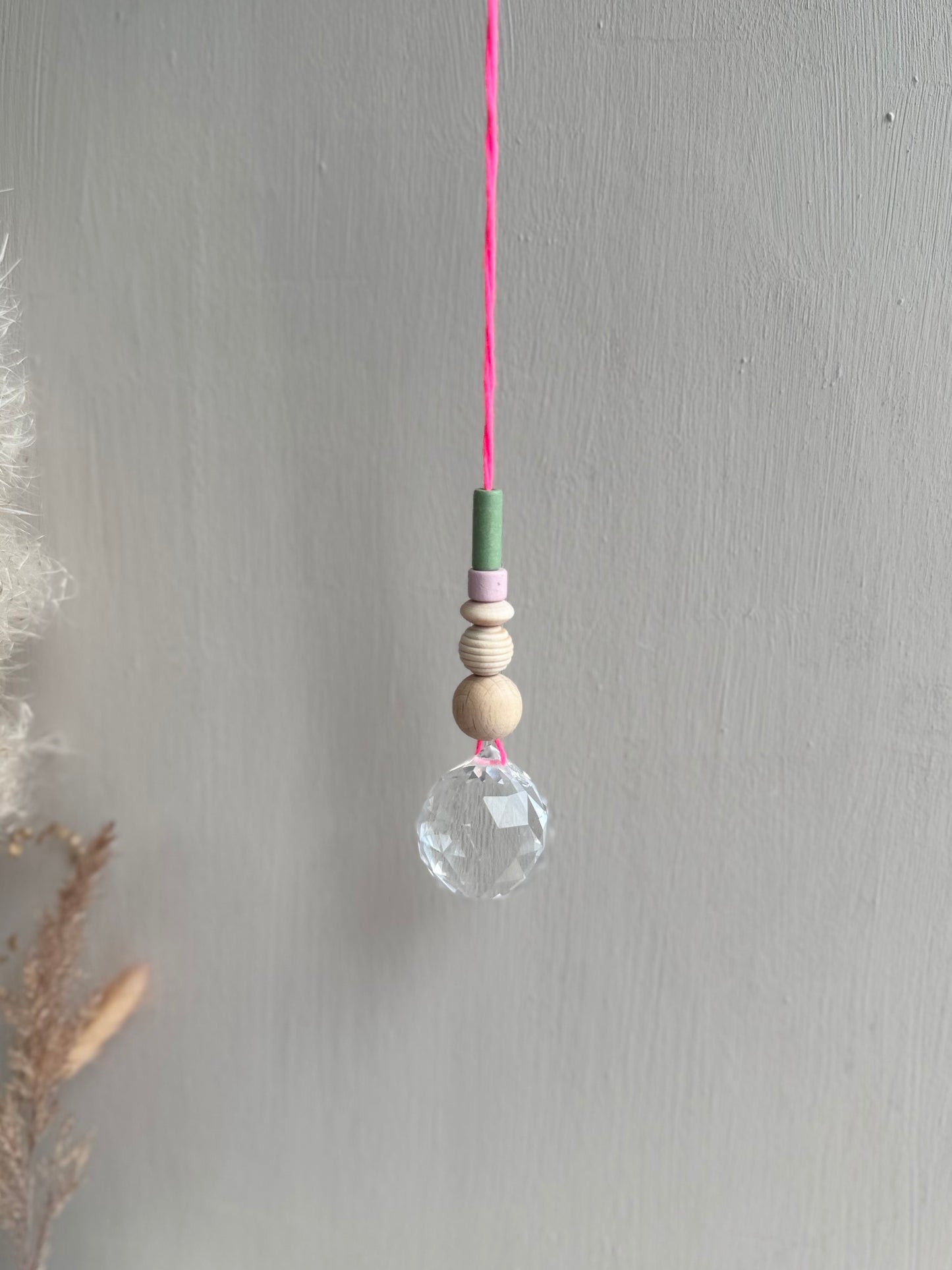 Handgefertigter bunter Sonnenfänger - Suncatcher mit Prisma - Regenbogen Fensterdekoration aus Glas