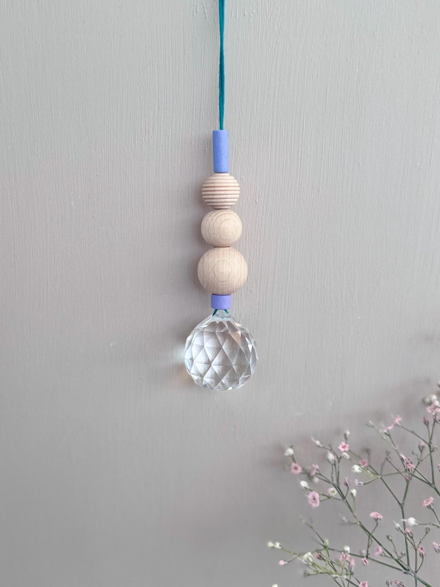 Handgefertigter bunter Sonnenfänger - Suncatcher mit Prisma - Regenbogen Fensterdekoration aus Glas
