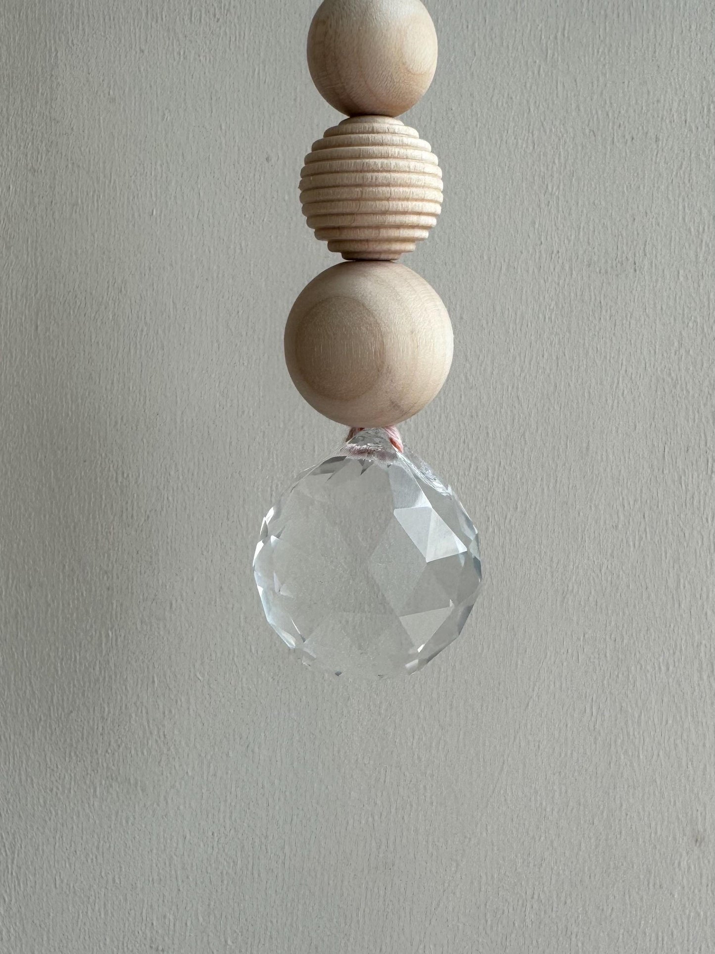 Handgefertigter bunter Sonnenfänger - Suncatcher mit Prisma - Regenbogen Fensterdekoration aus Glas