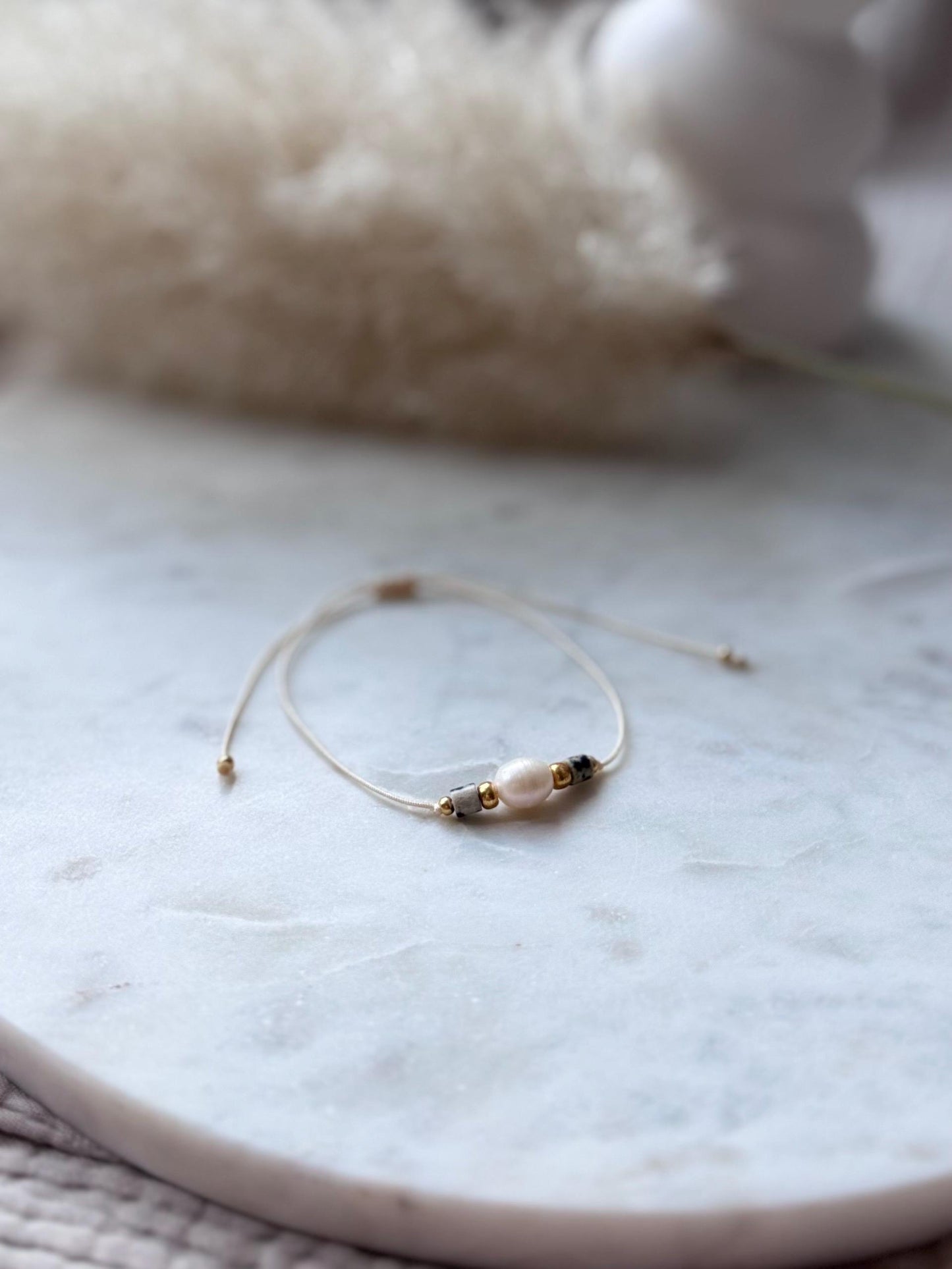 Zartes Edelsteinarmband handgefertigt - mit Dalmatiner Jaspis und Süßwasserperle - Freundschaftsarmband