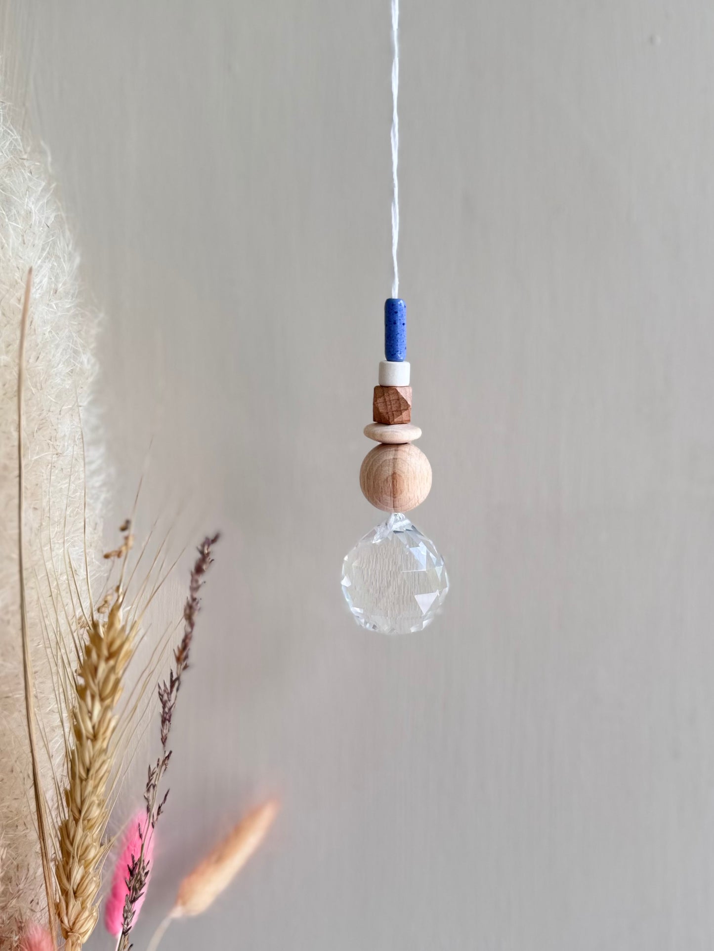 Handgefertigter bunter Sonnenfänger - Suncatcher mit Prisma - Regenbogen Fensterdekoration aus Glas