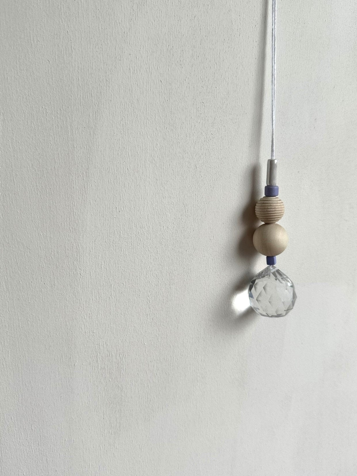 Handgefertigter schlichter Sonnenfänger - Suncatcher mit Prisma - Regenbogen Fensterdekoration aus Glas