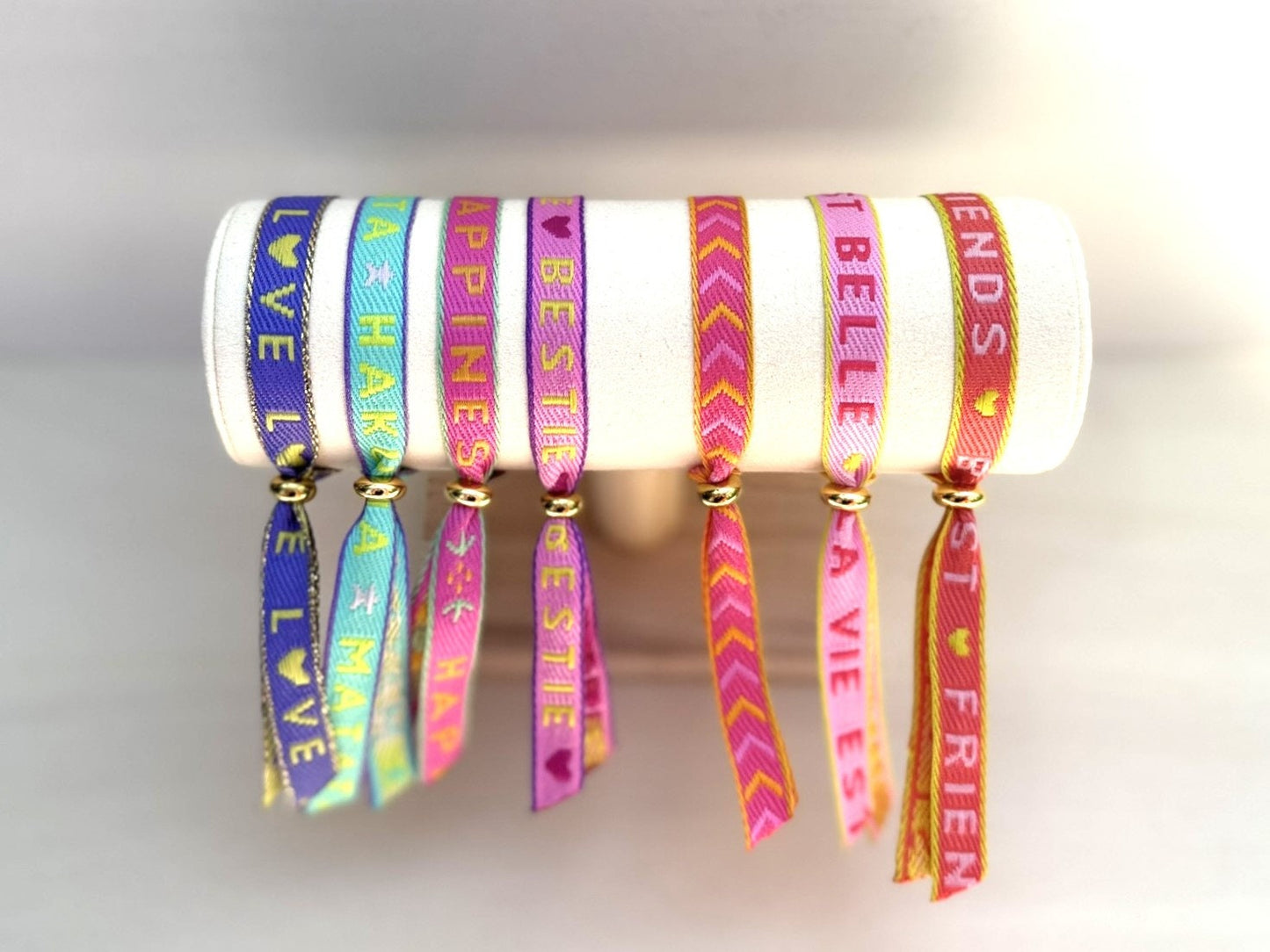 Verstellbares buntes Textarmband mit goldener Stoppperle - Freundschaftsarmband Boho Style