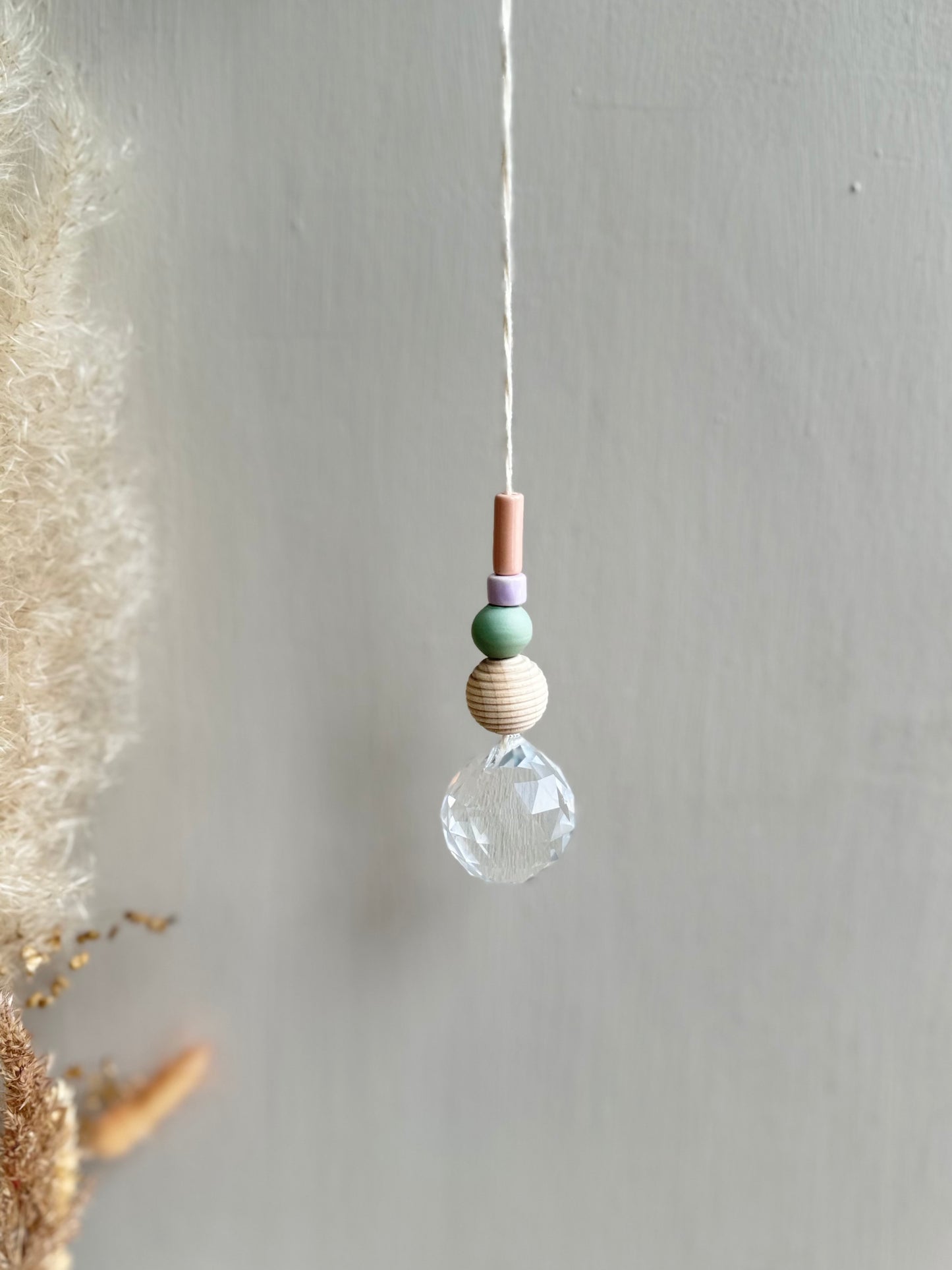 Handgefertigter bunter Sonnenfänger - Suncatcher mit Prisma - Regenbogen Fensterdekoration aus Glas