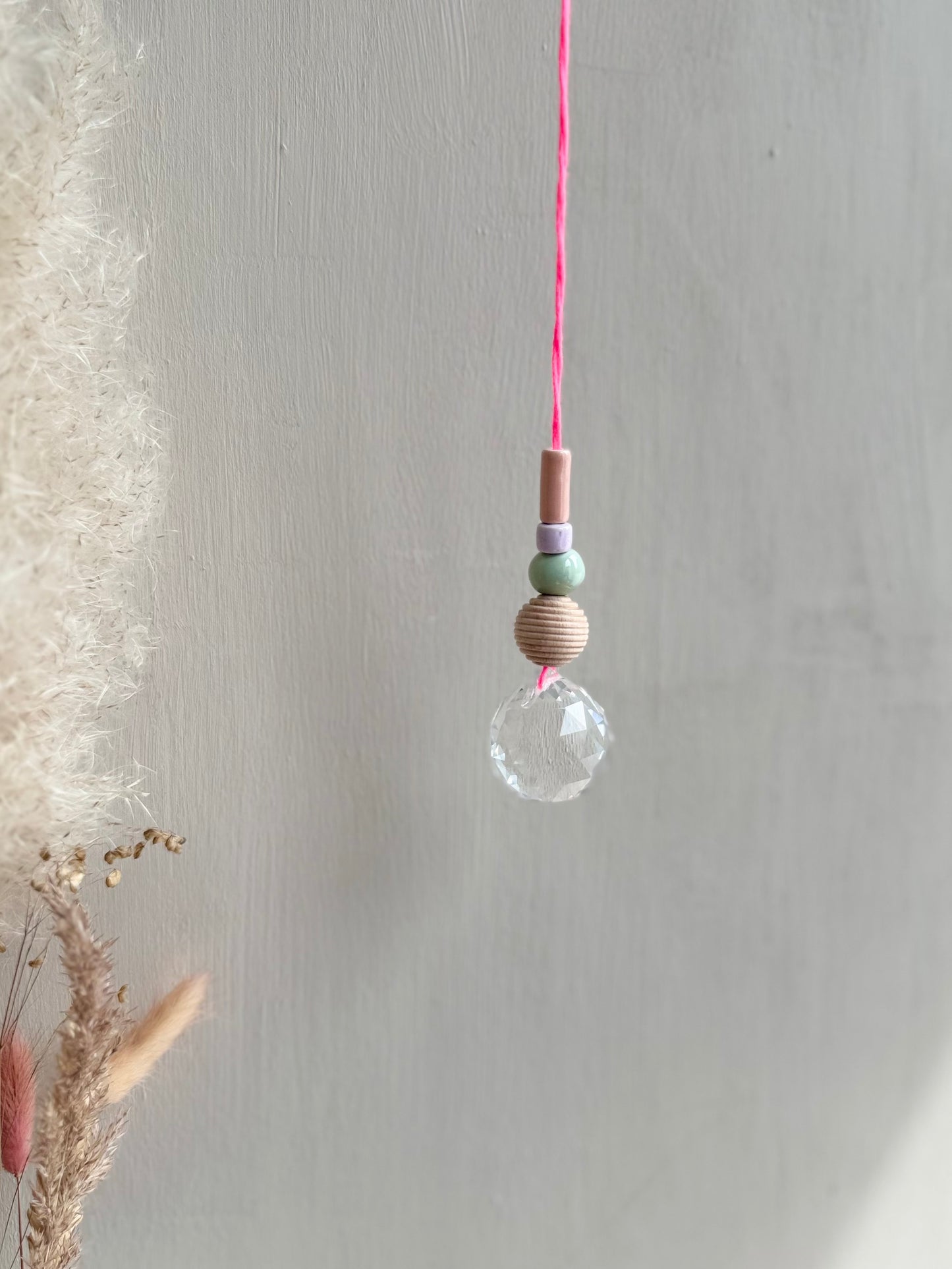 Handgefertigter bunter Sonnenfänger - Suncatcher mit Prisma - Regenbogen Fensterdekoration aus Glas