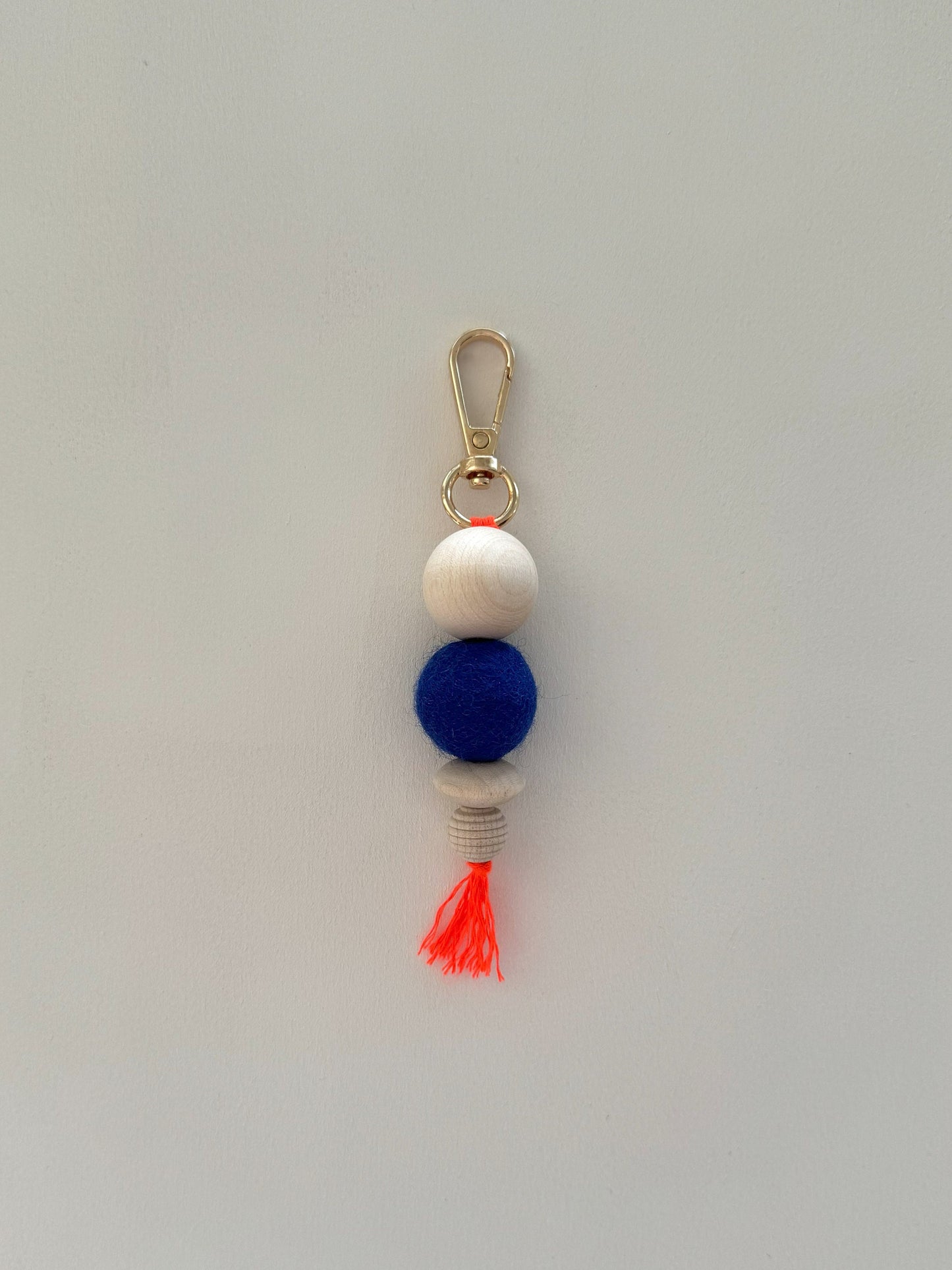 Handgefertigter Schlüsselanhänger aus Holz & Filz - Natürliches Accessoire