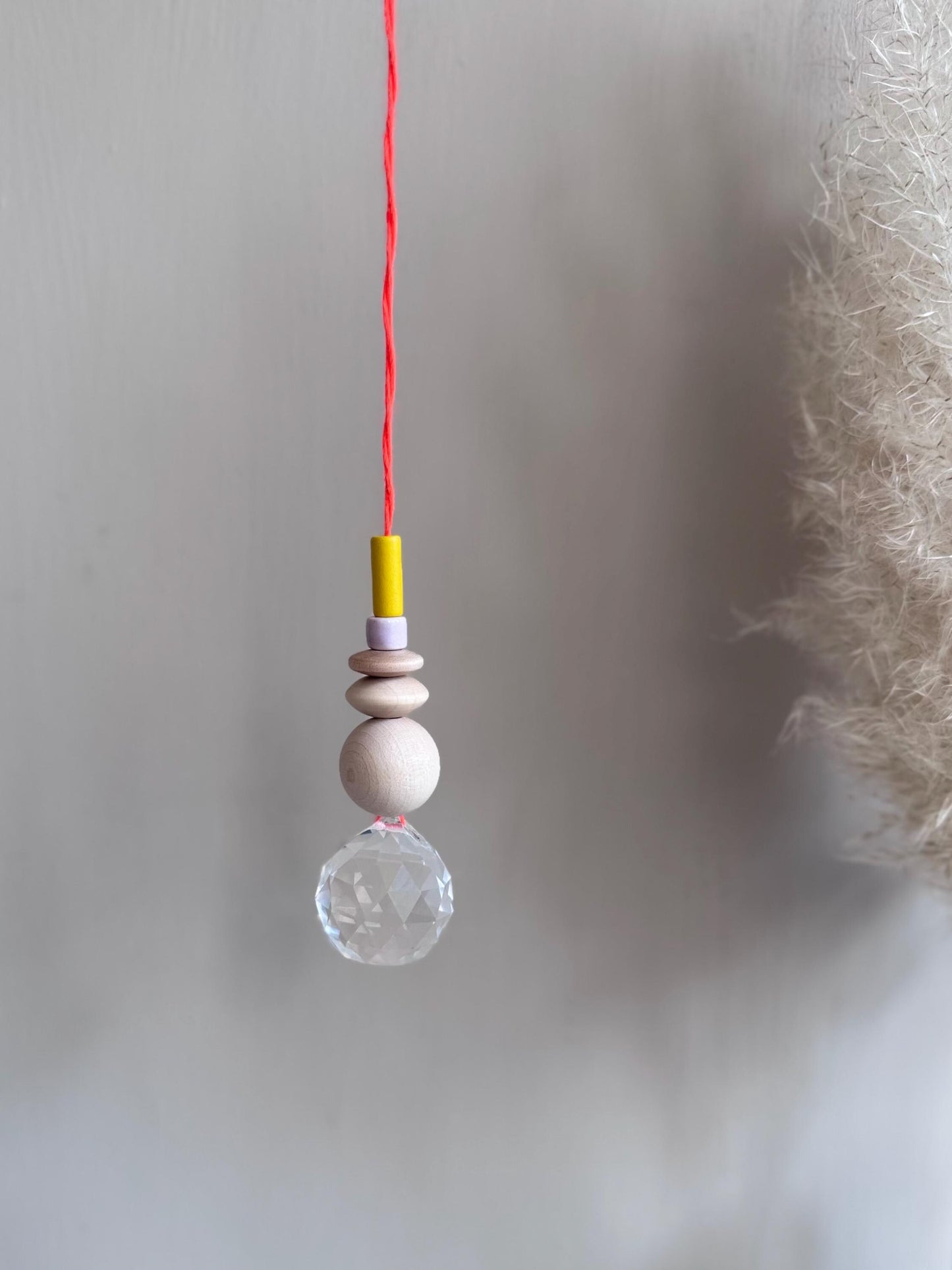 Handgefertigter bunter Sonnenfänger - Suncatcher mit Prisma - Regenbogen Fensterdekoration aus Glas