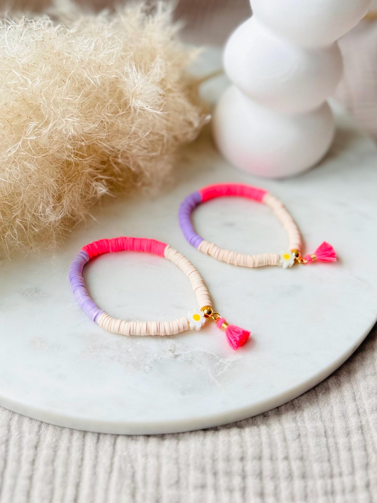 Katsuki Perlenarmband handgefertigt - Buntes Armband mit Blume und Quaste in Neonpink