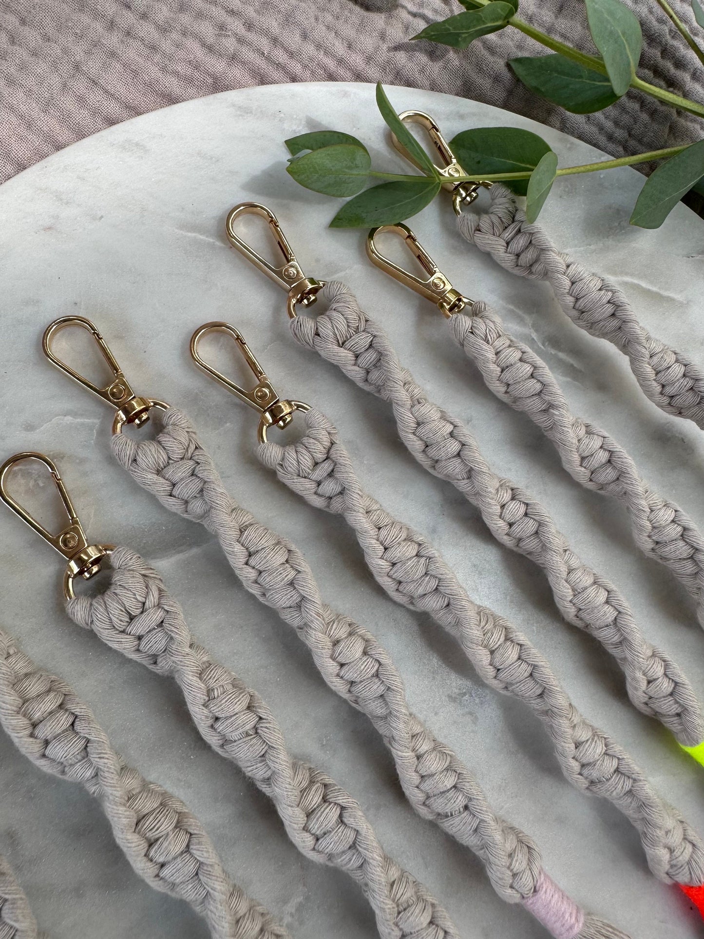 Handgefertigter Makramee Schlüsselanhänger getwistet - Boho Scandi Style Accessoire