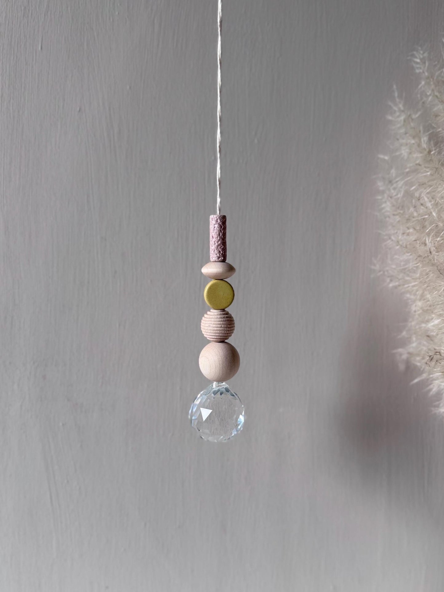 Handgefertigter schlichter Sonnenfänger - Suncatcher mit Prisma - Regenbogen Fensterdekoration aus Glas