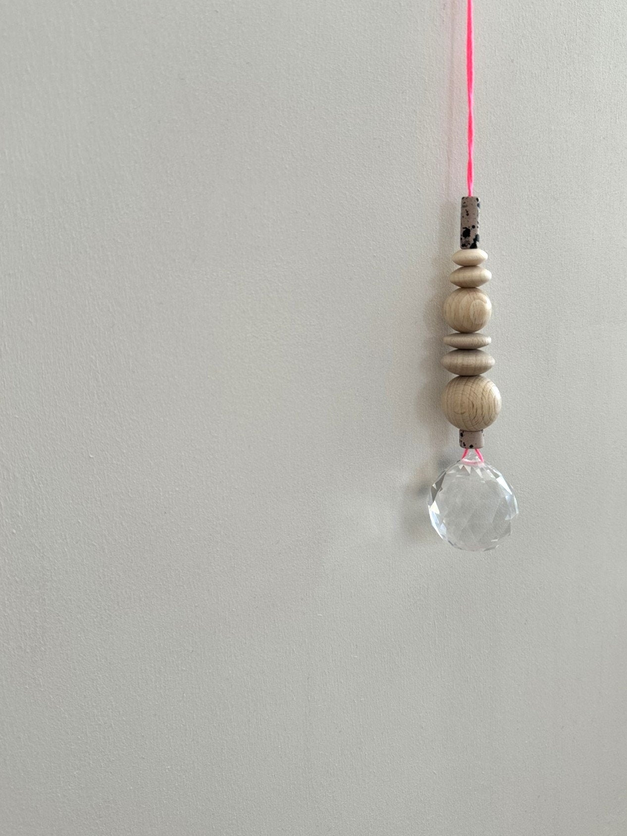 Handgefertigter bunter Sonnenfänger - Suncatcher mit Prisma - Regenbogen Fensterdekoration aus Glas