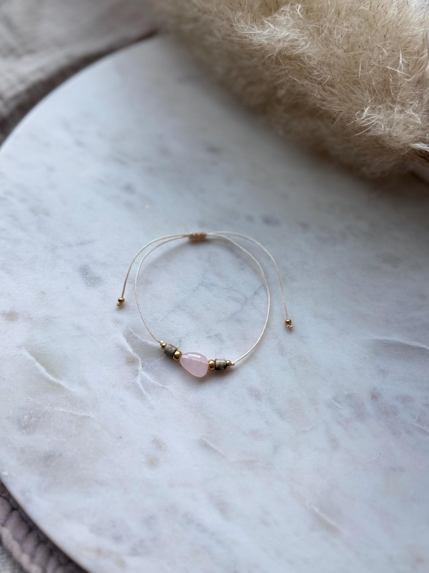 Zartes Edelsteinarmband handgefertigt - mit Dalmatiner Jaspis und Rosenquarz - Freundschaftsarmband