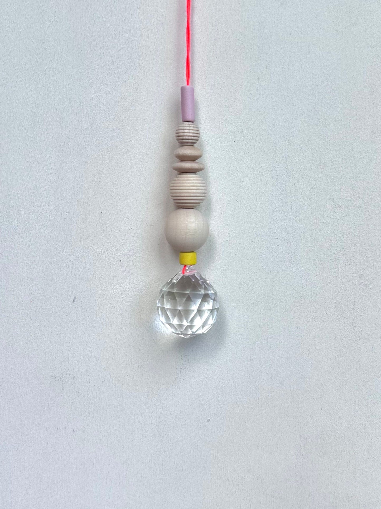 Handgefertigter bunter Sonnenfänger - Suncatcher mit Prisma - Regenbogen Fensterdekoration aus Glas