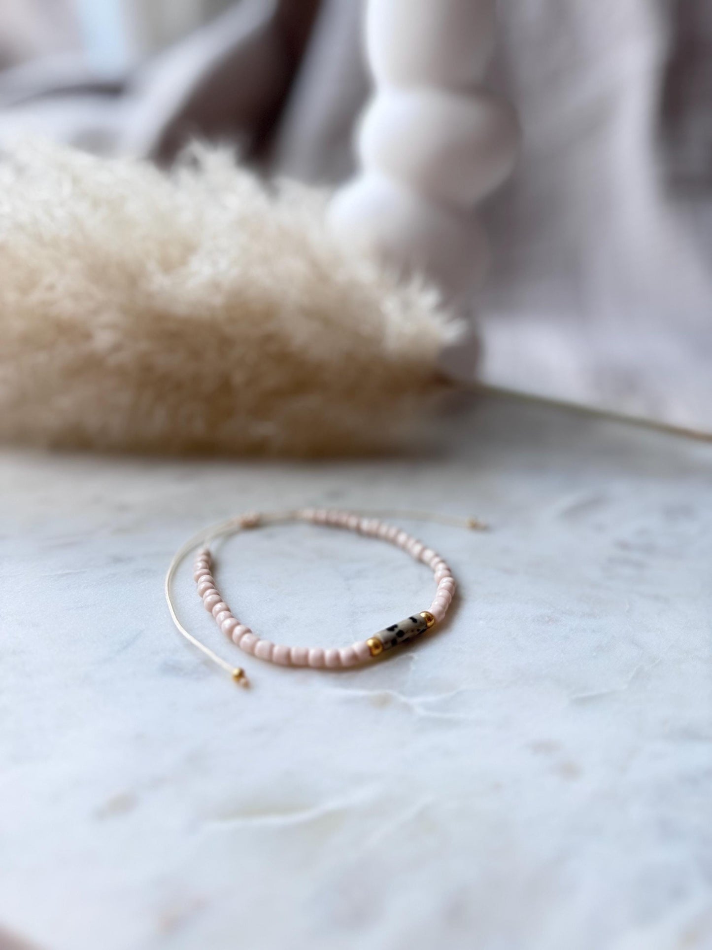Zartes Edelsteinarmband handgefertigt - mit Dalmatiner Jaspis - Freundschaftsarmband