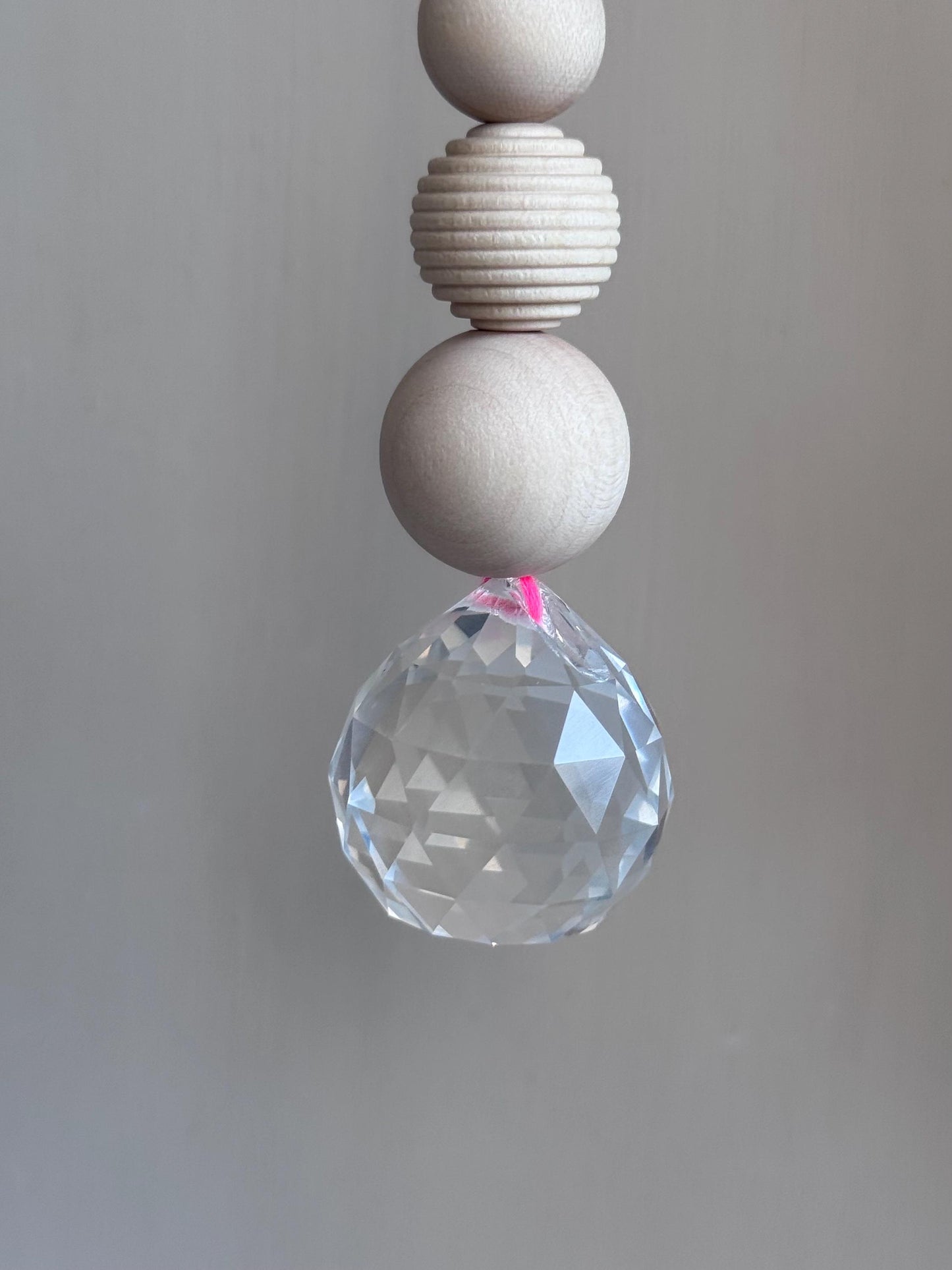 Handgefertigter bunter Sonnenfänger - Suncatcher mit Prisma - Regenbogen Fensterdekoration aus Glas