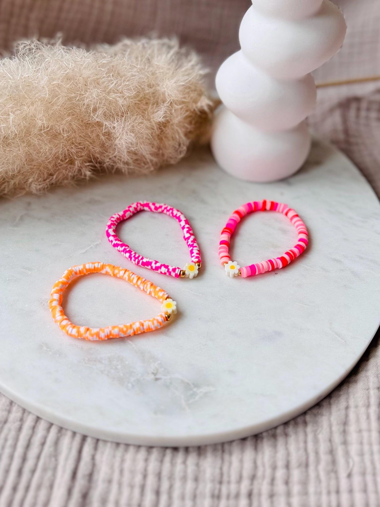 Katsuki Perlenarmband handgefertigt - Pinkes Armband mit Blume