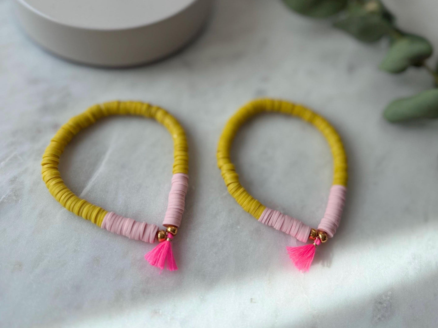 Katsuki Perlenarmband handgefertigt - Buntes Armband mit Quaste in Neonpink