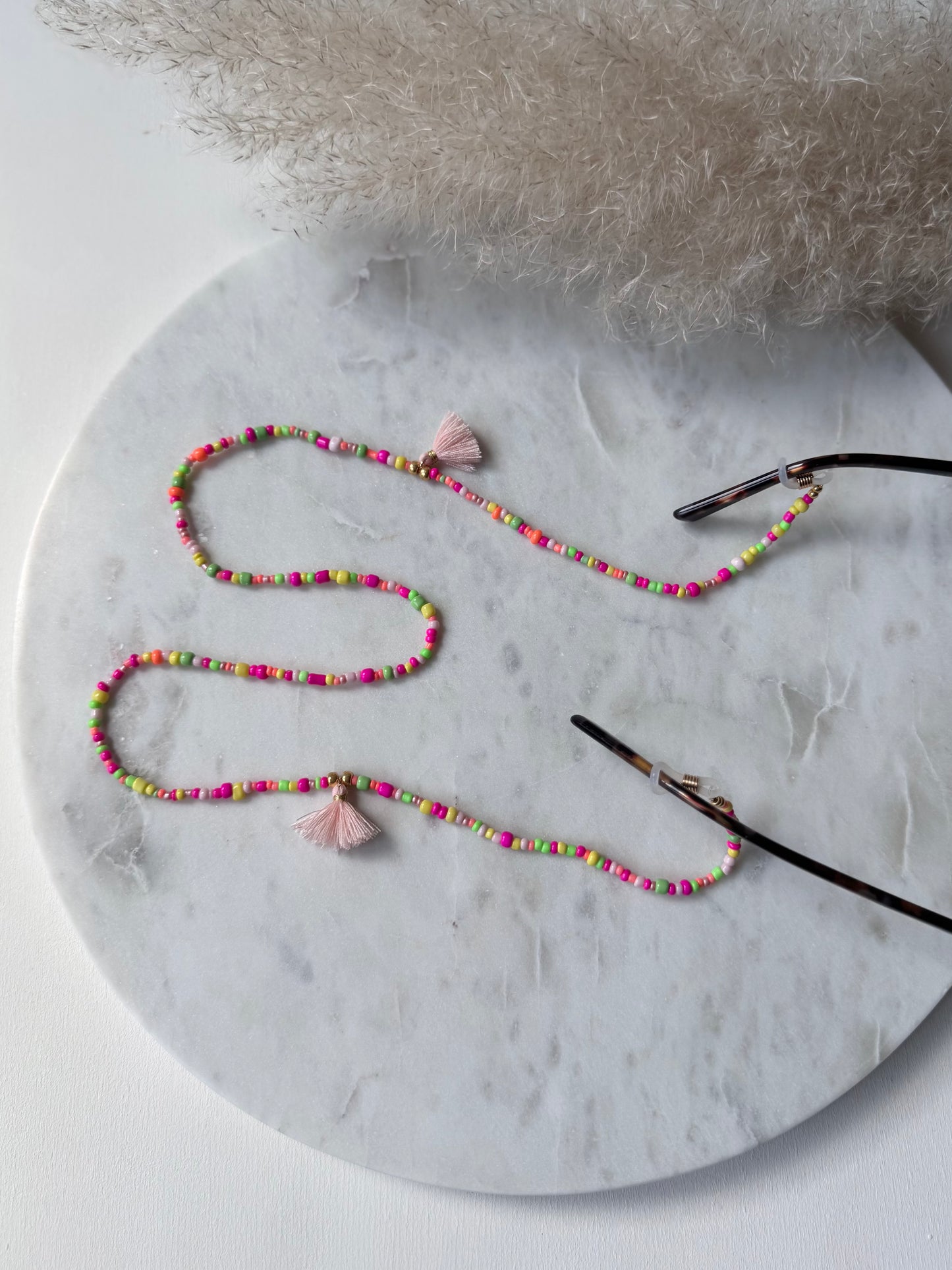 Bunte Brillenkette handgemacht - Rocaillesperlen in Neonfarben - mit Quasten in Rosa