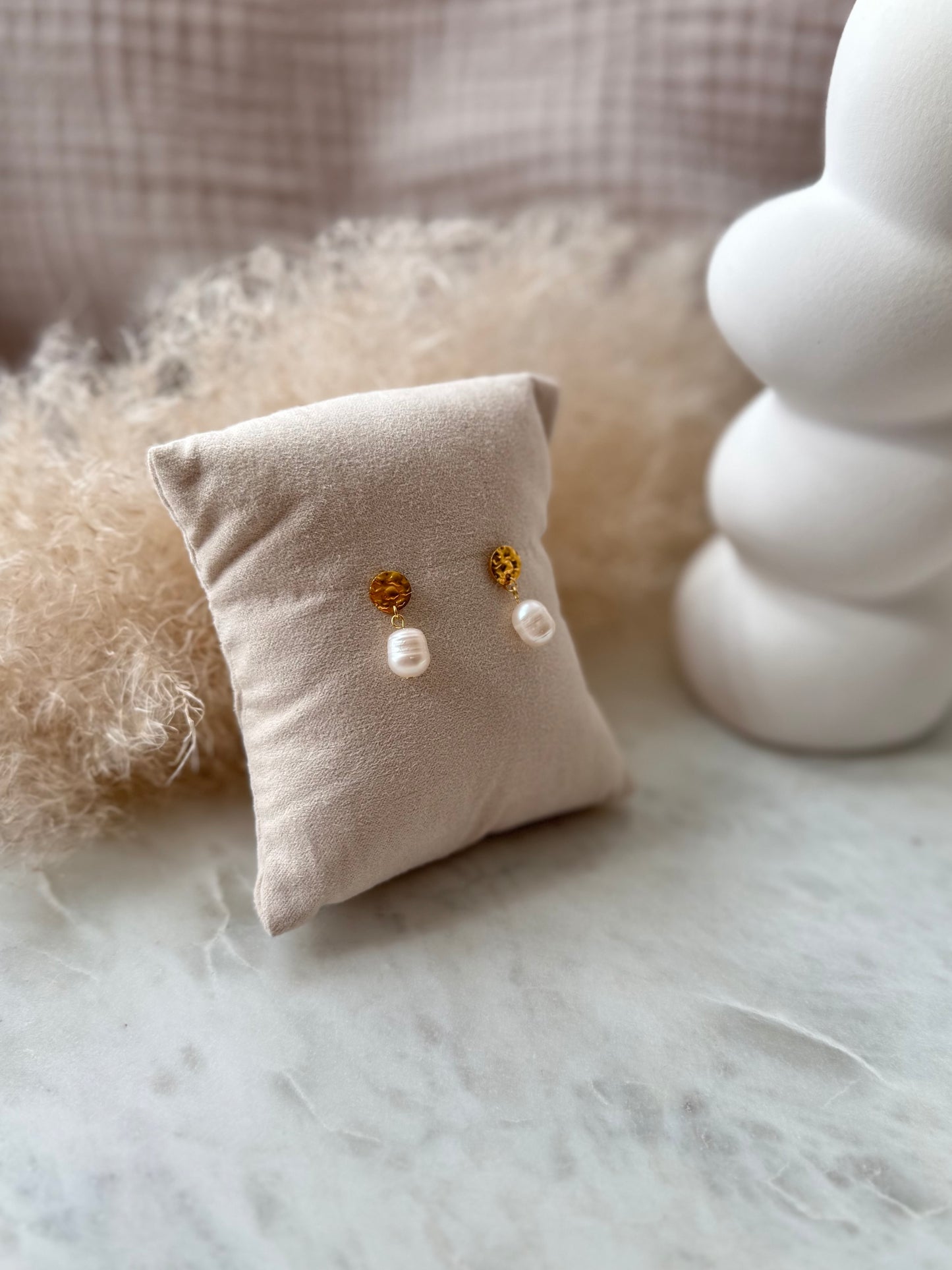 Goldene gemusterte Ohrringe mit Süßwasserperlen - Schlichte BOHO SCANDI Ohrstecker aus Edelstahl