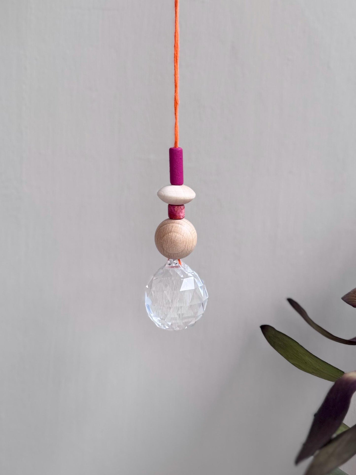 Handgefertigter bunter Sonnenfänger - Suncatcher mit Prisma - Regenbogen Fensterdekoration aus Glas