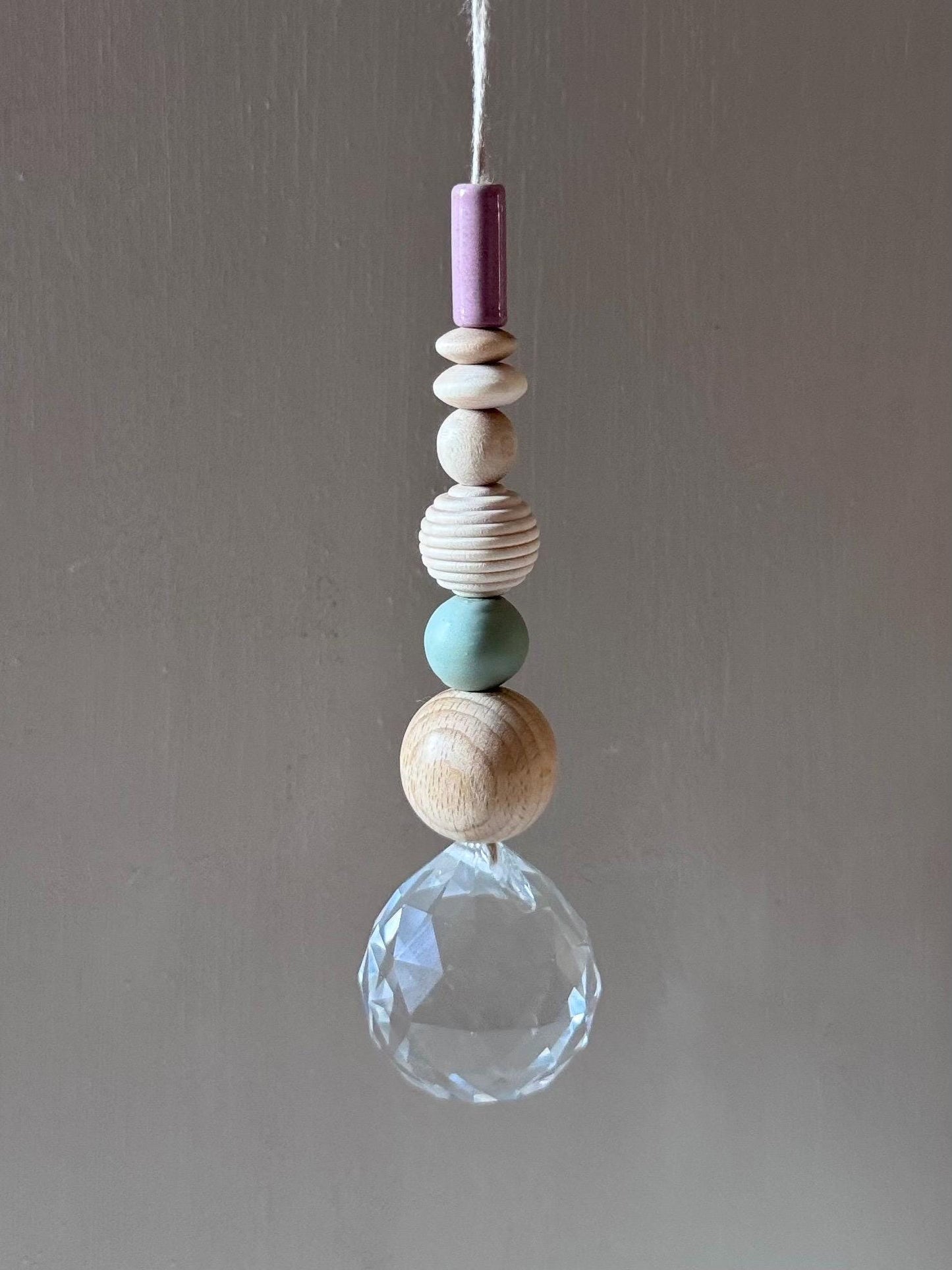 Handgefertigter bunter Sonnenfänger - Suncatcher mit Prisma - Regenbogen Fensterdekoration aus Glas
