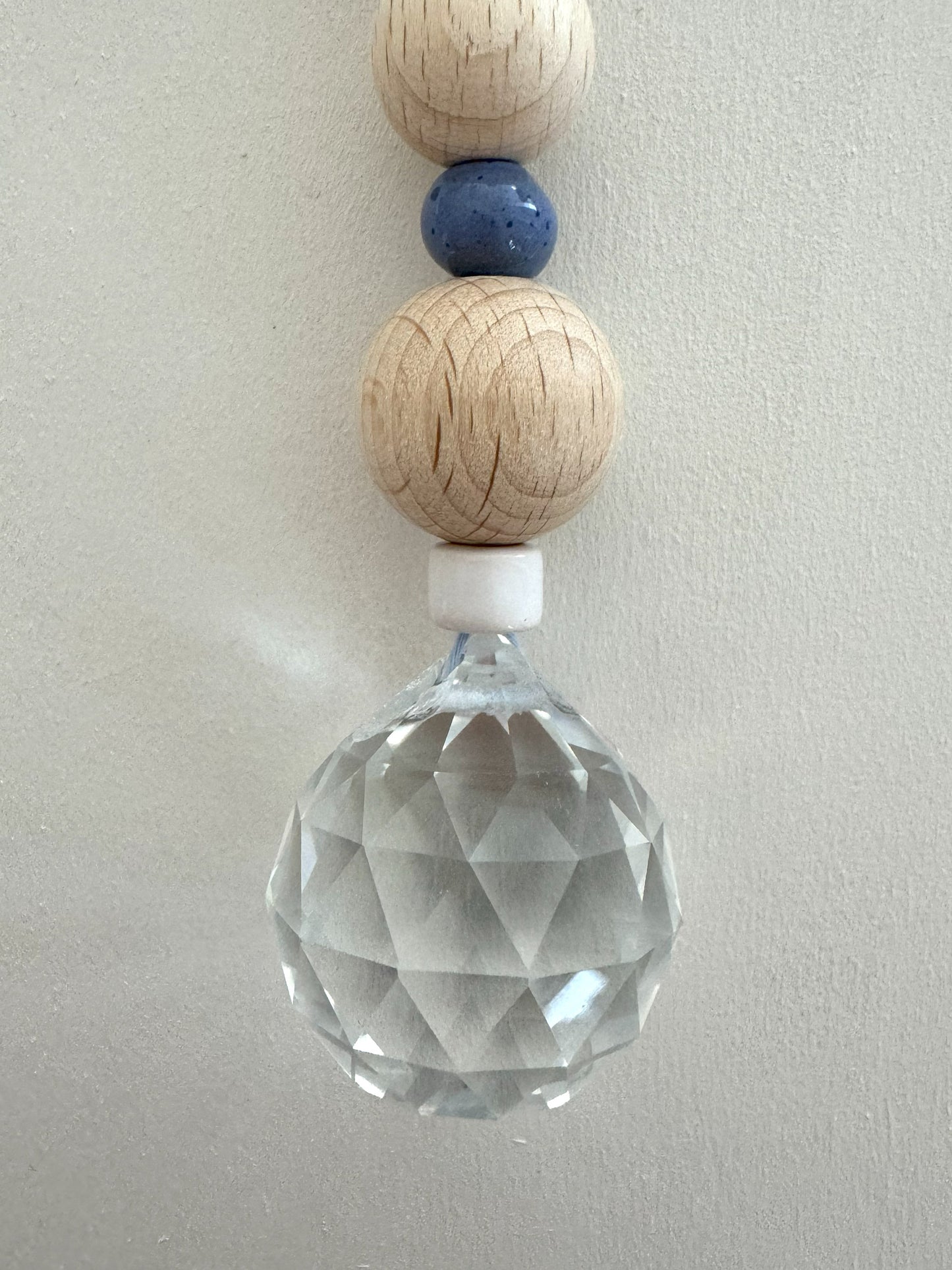 Handgefertigter schlichter Sonnenfänger - Suncatcher mit Prisma - Regenbogen Fensterdekoration aus Glas