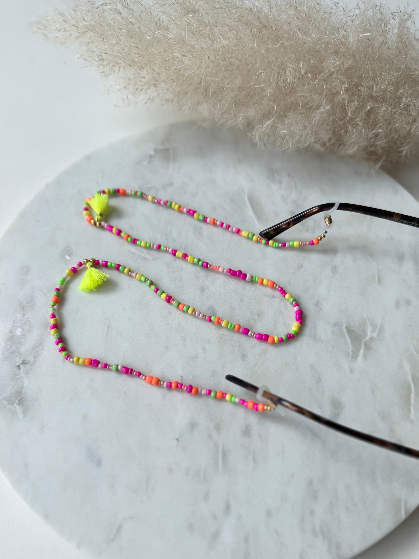 Brillenkette handgemacht - Rocaillesperlen in Neonfarben - mit Quasten in Neongelb