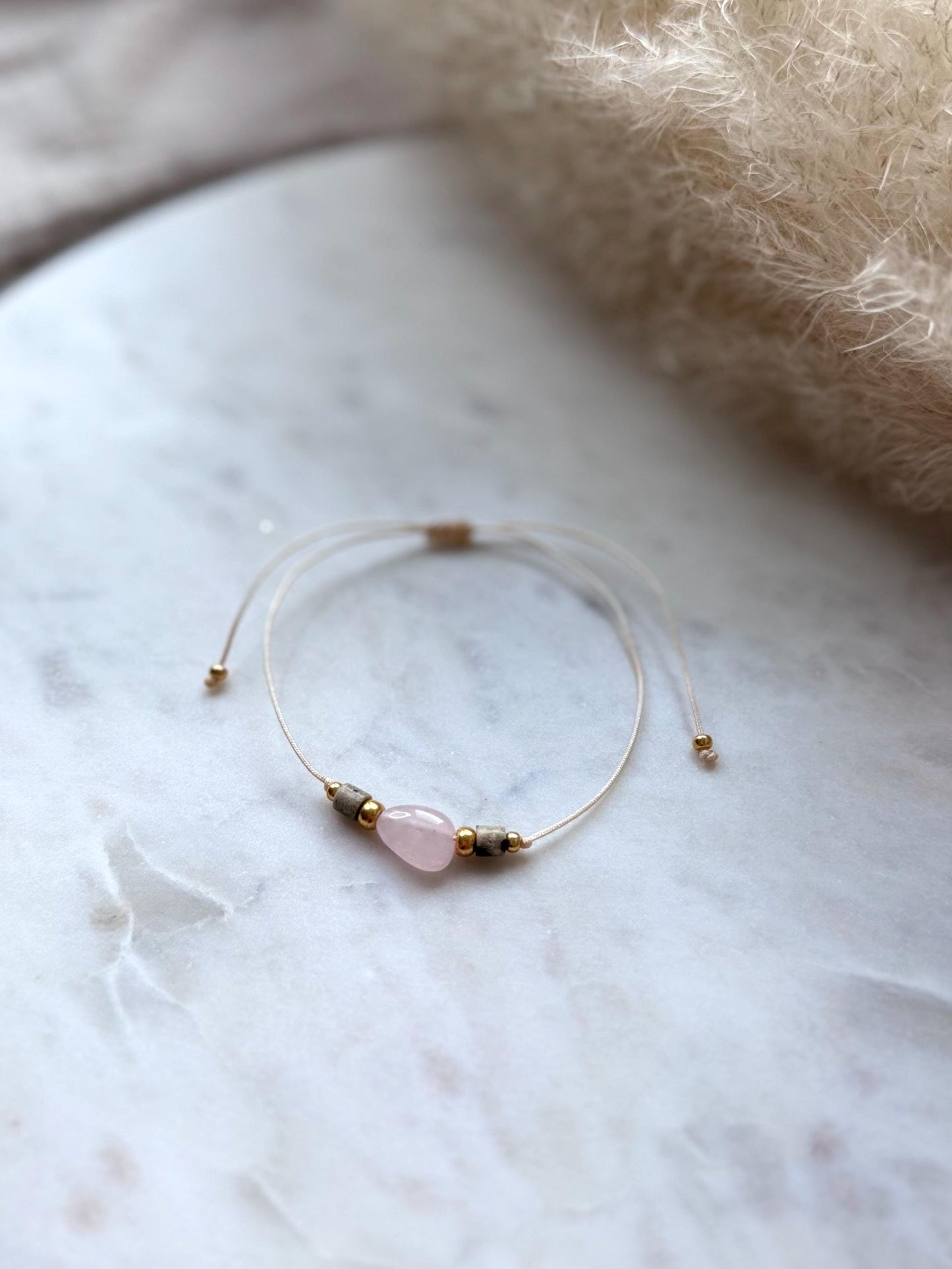 Zartes Edelsteinarmband handgefertigt - mit Dalmatiner Jaspis und Rosenquarz - Freundschaftsarmband