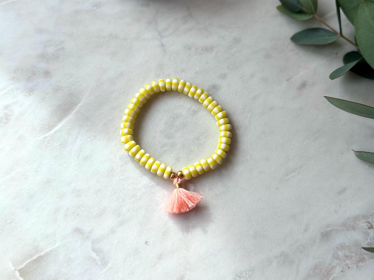 Buntes Perlenarmband handgefertigt - Gelbes Armband mit Quaste