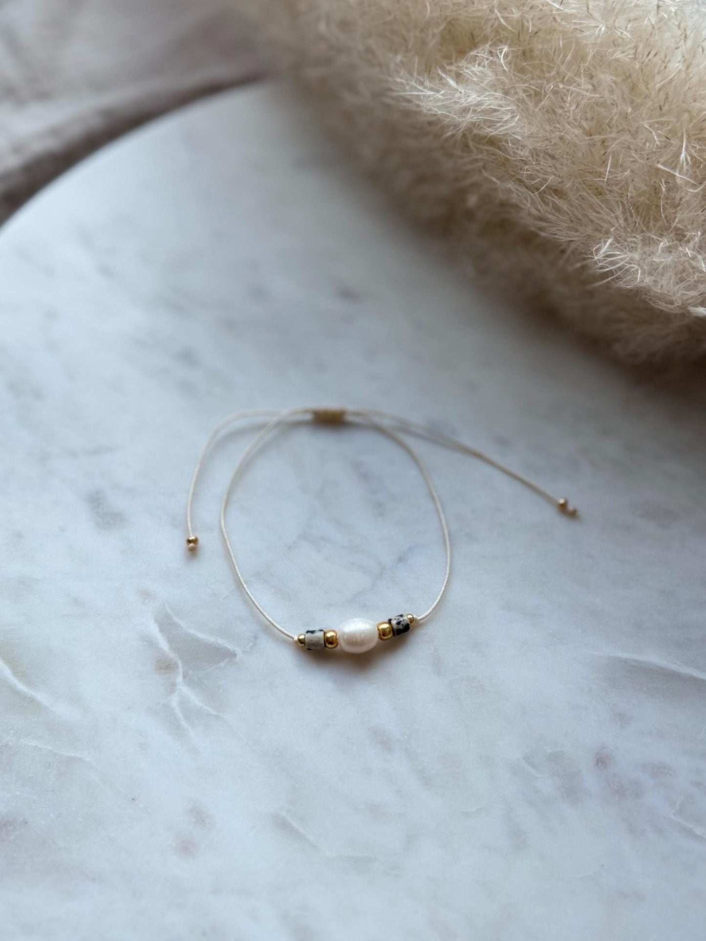 Zartes Edelsteinarmband handgefertigt - mit Dalmatiner Jaspis und Süßwasserperle - Freundschaftsarmband